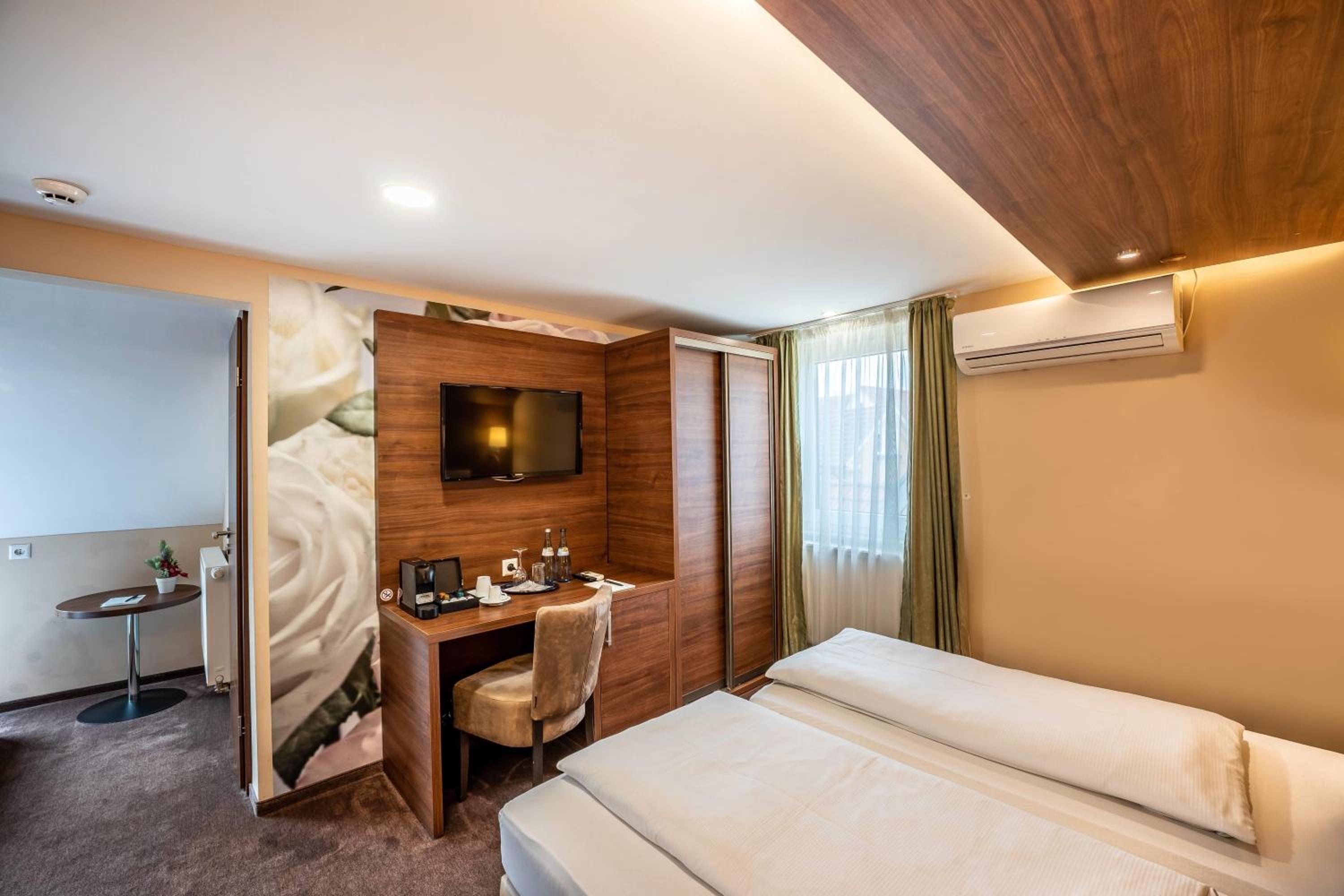 Comfort Family Room with Four Beds