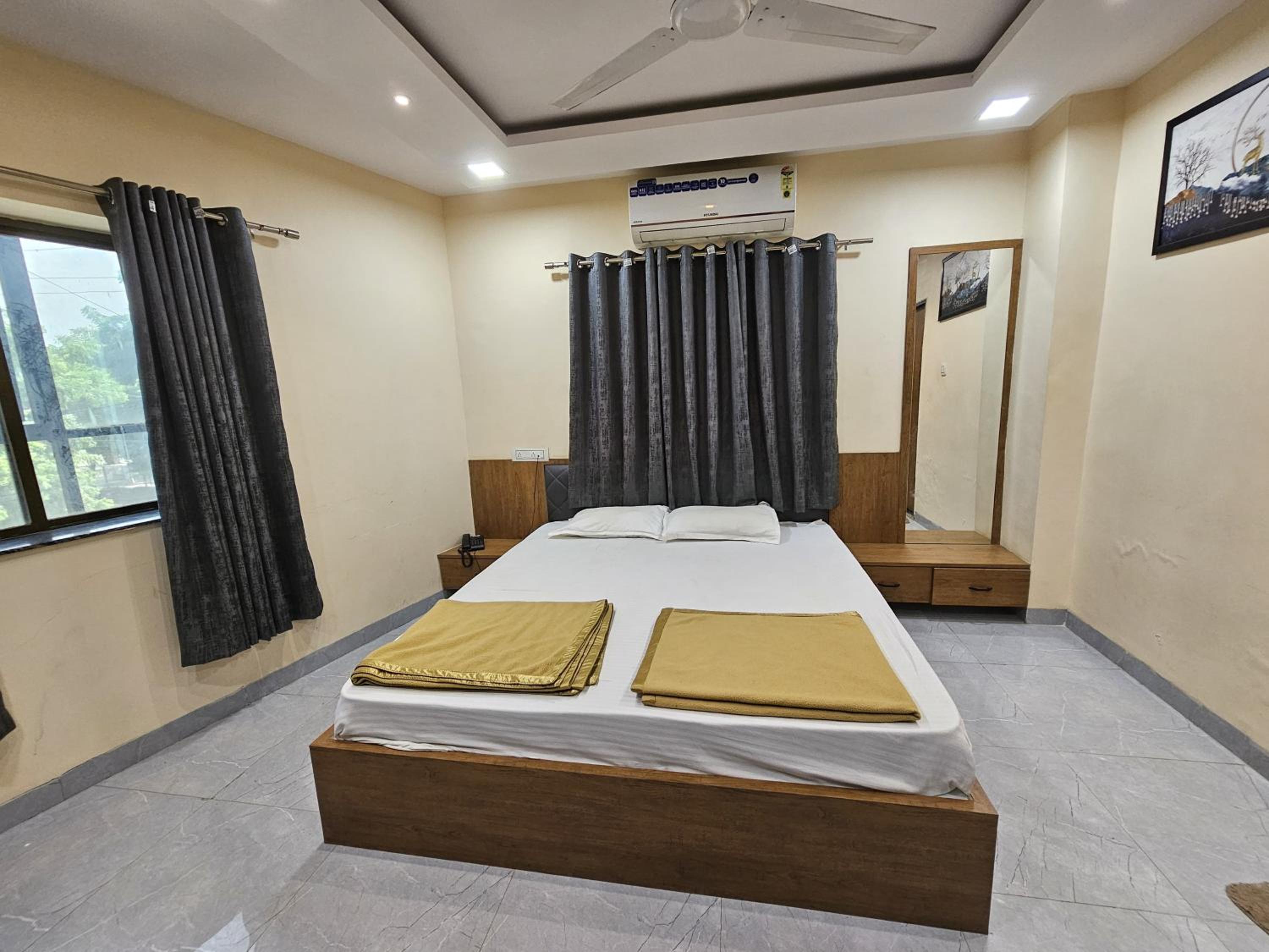 Deluxe Double Room (2 Adults + 1 Child) photo 1