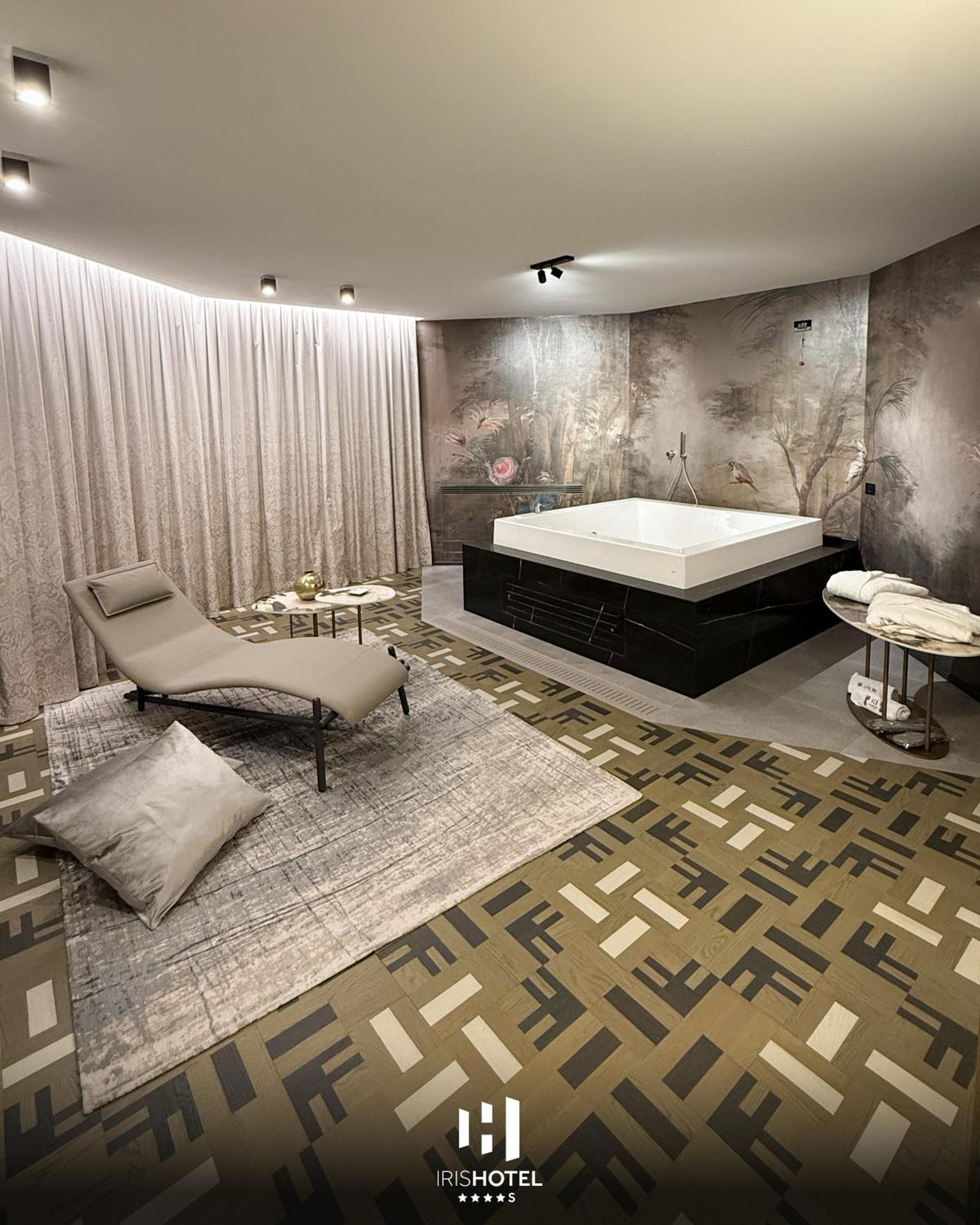Suite with Spa Bath photo 3