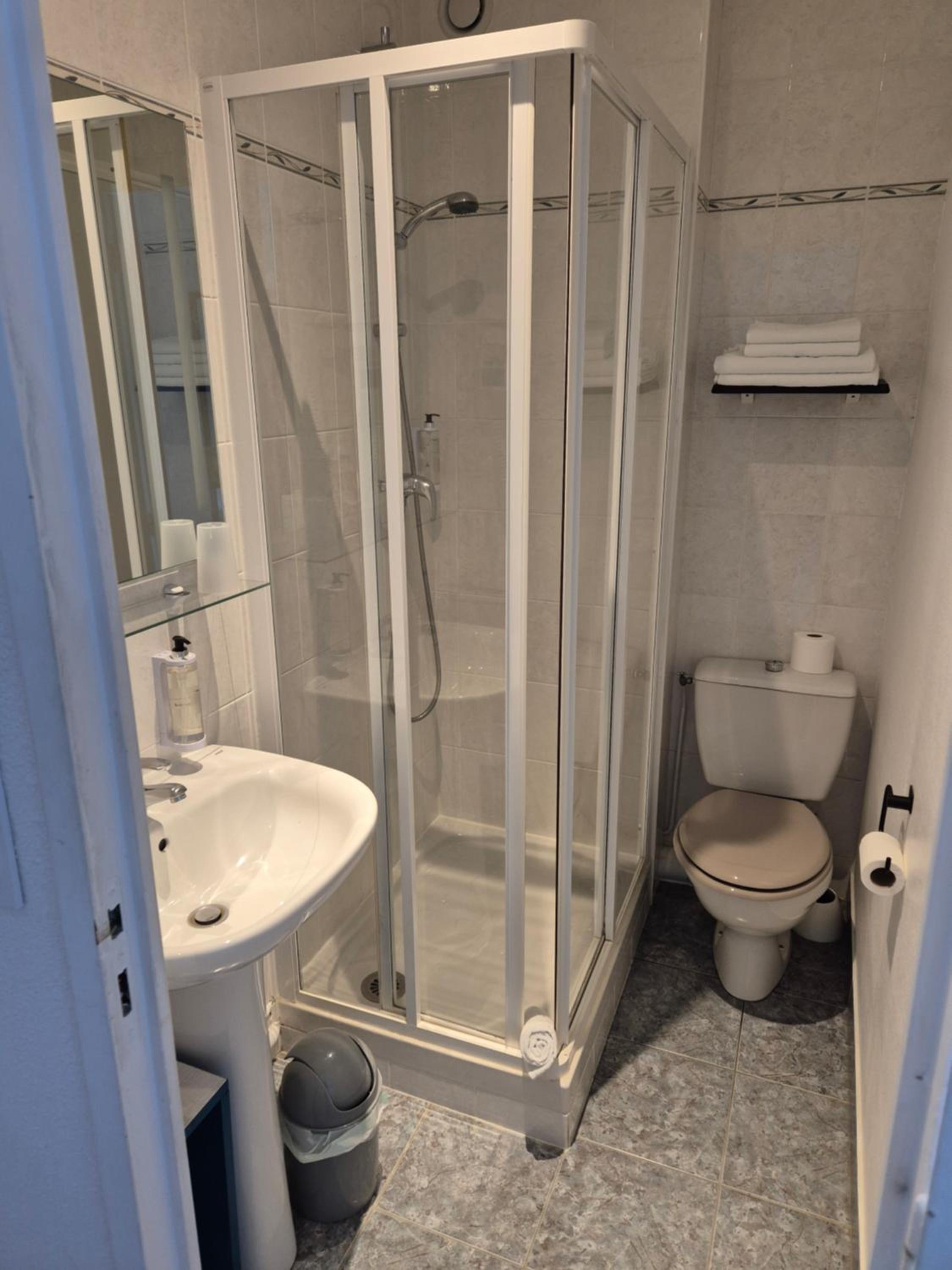 Double or Twin Room - Photo 3