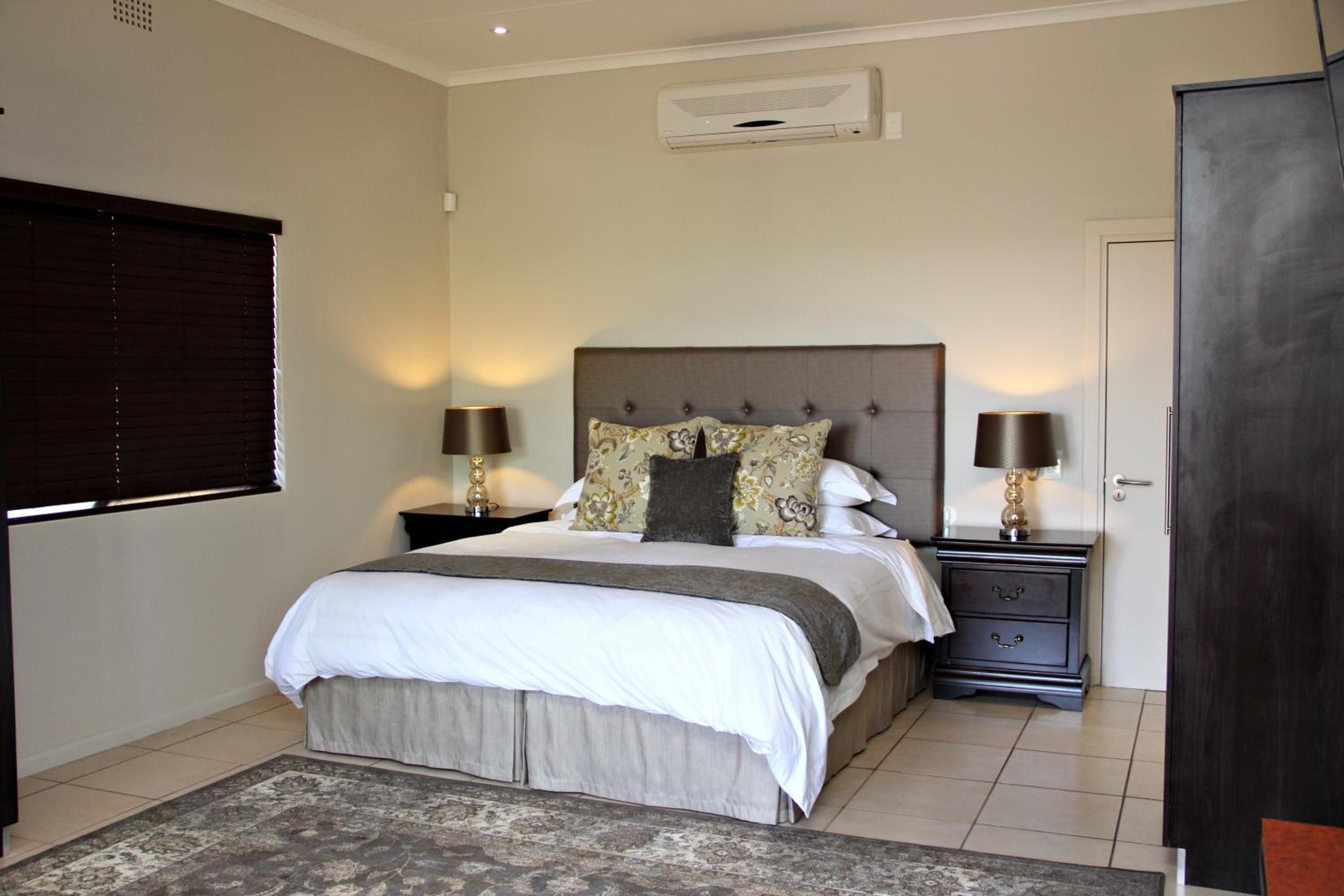 Deluxe King Room - Photo 1
