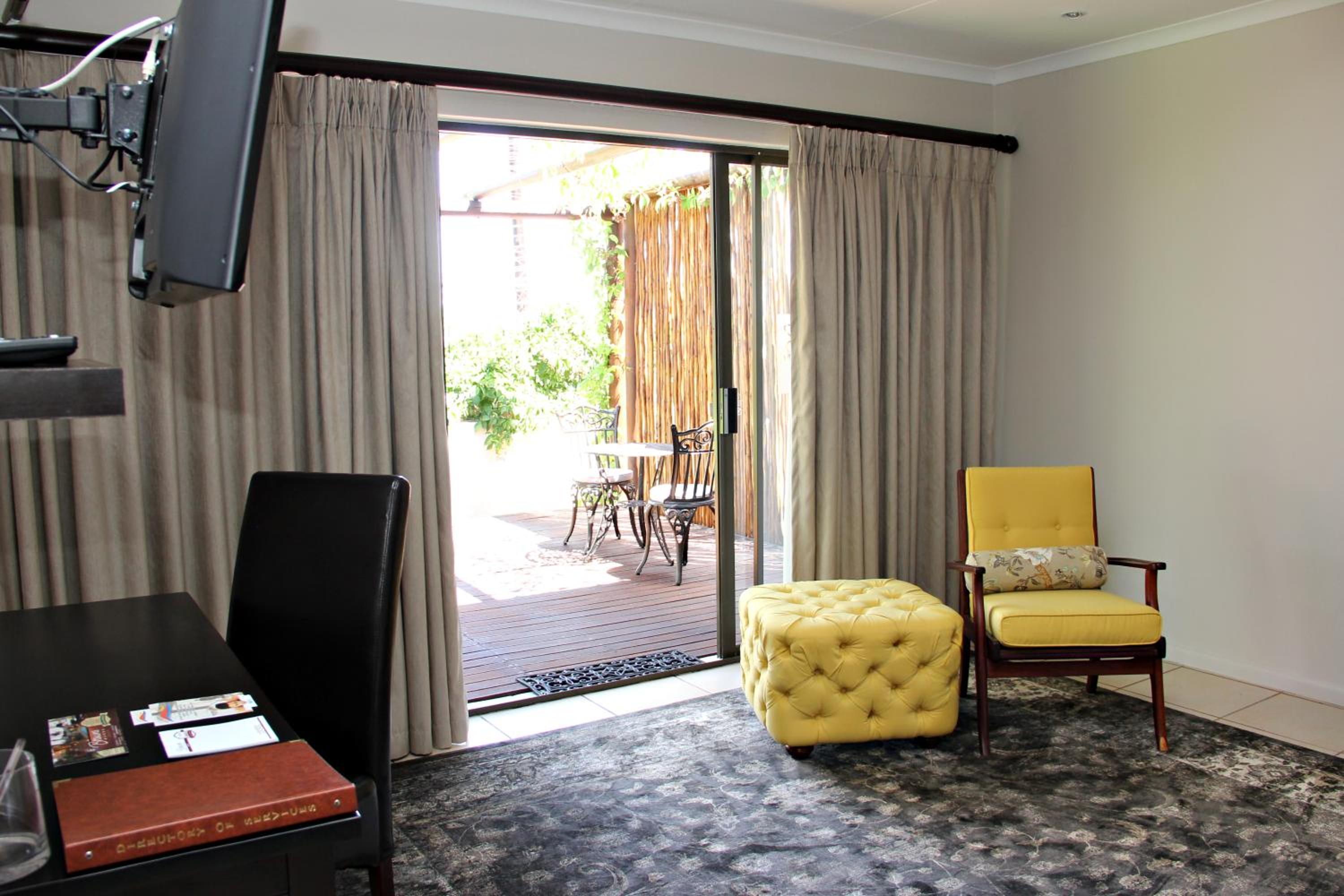 Deluxe King Room - Photo 7