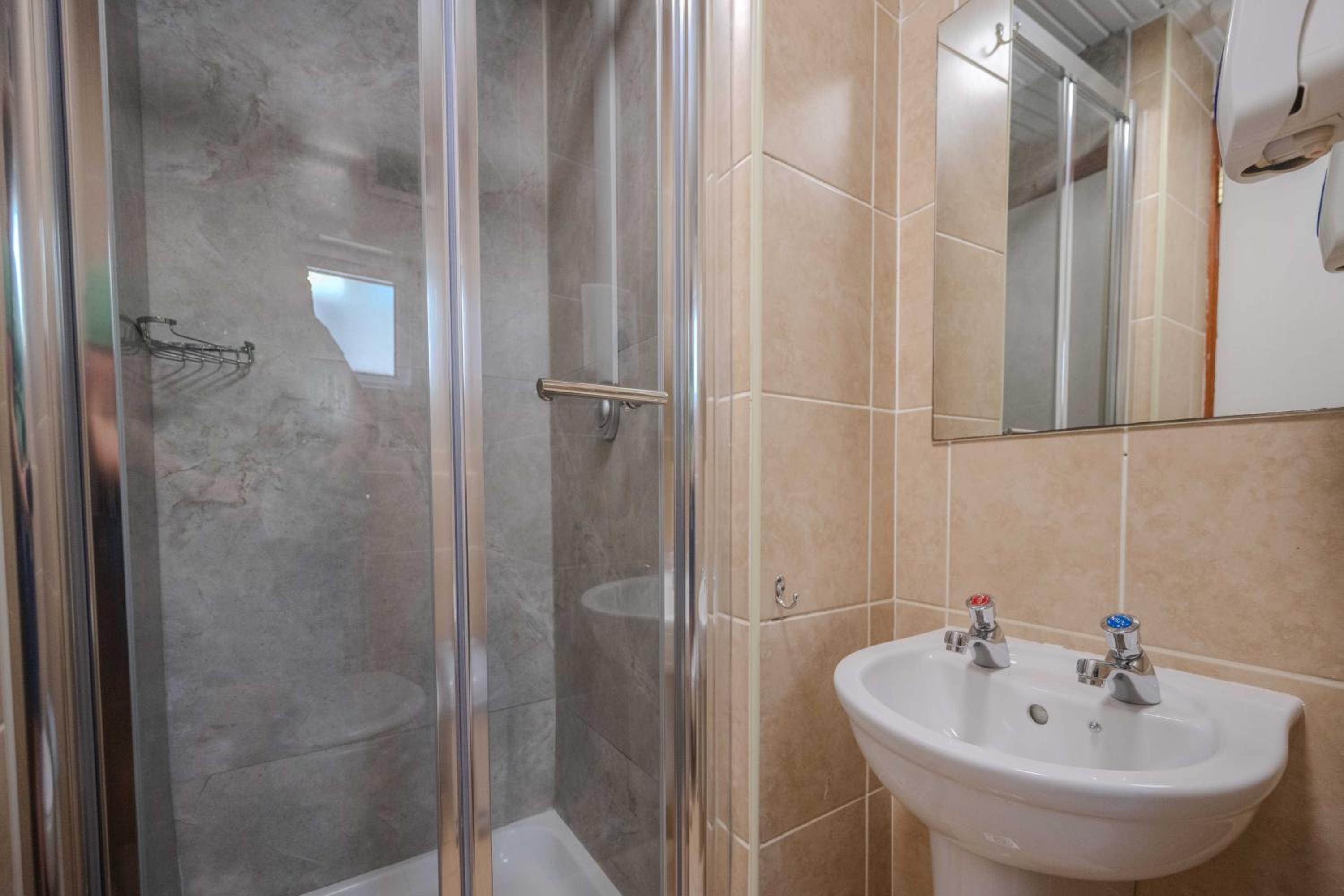 1 Bed in a 6 Bed Female Ensuite Dorm photo 2
