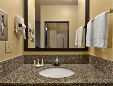 Queen Room with Two Queen Beds and Bath Tub - Mobility Accessible/Non-Smoking - Photo 3