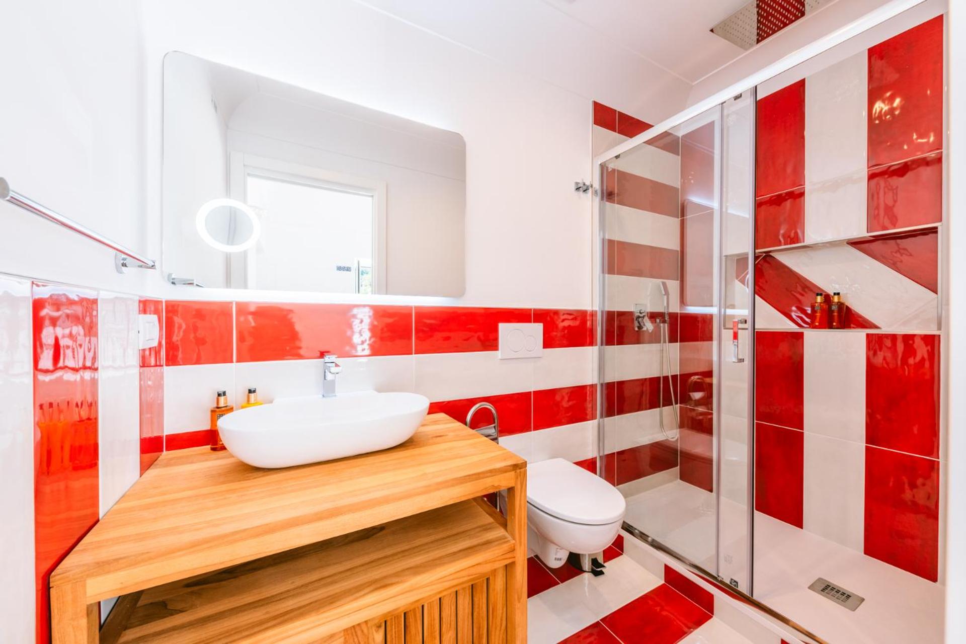 Deluxe One-Bedroom Apartment with Ocean View