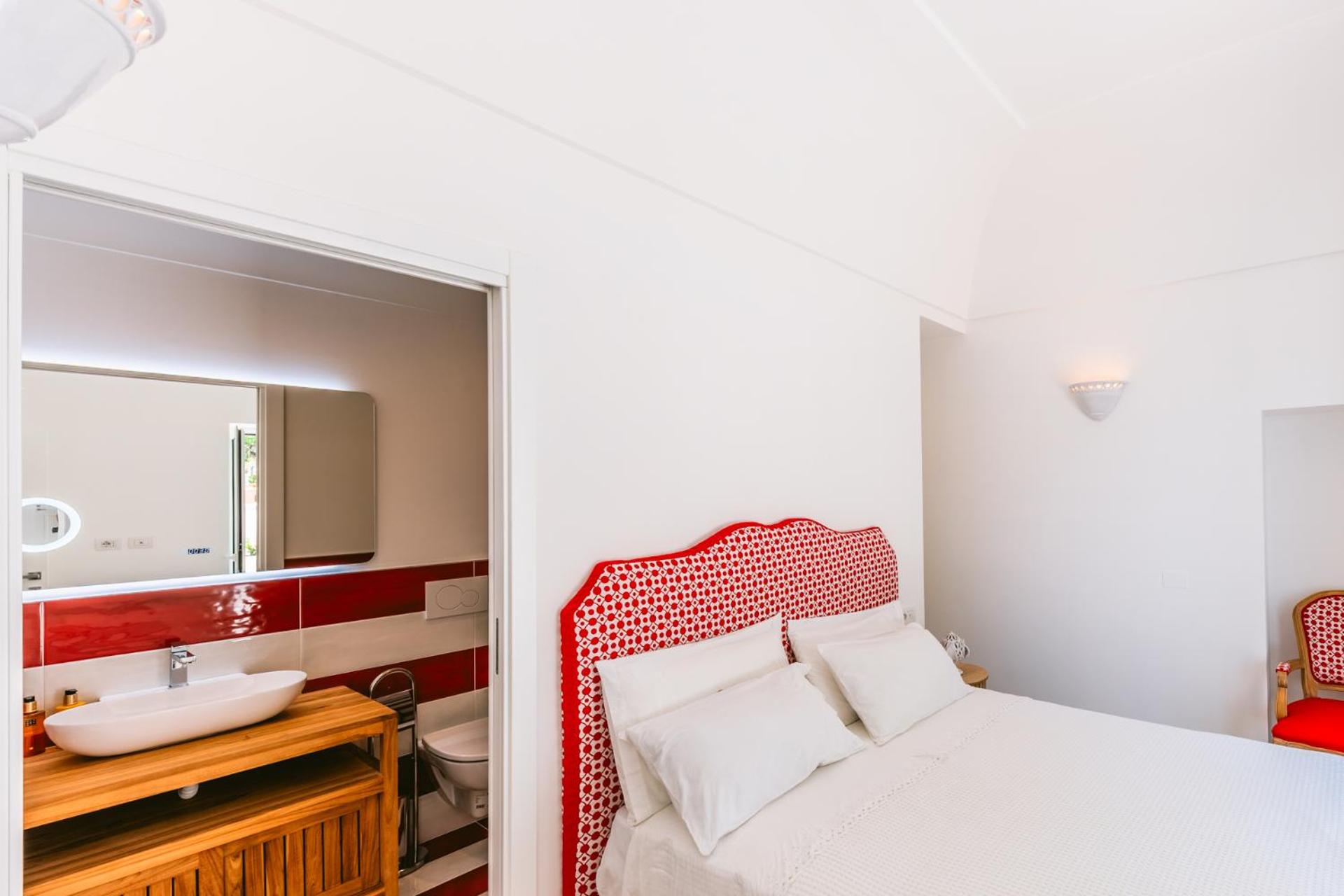 Deluxe One-Bedroom Apartment with Ocean View photo 2