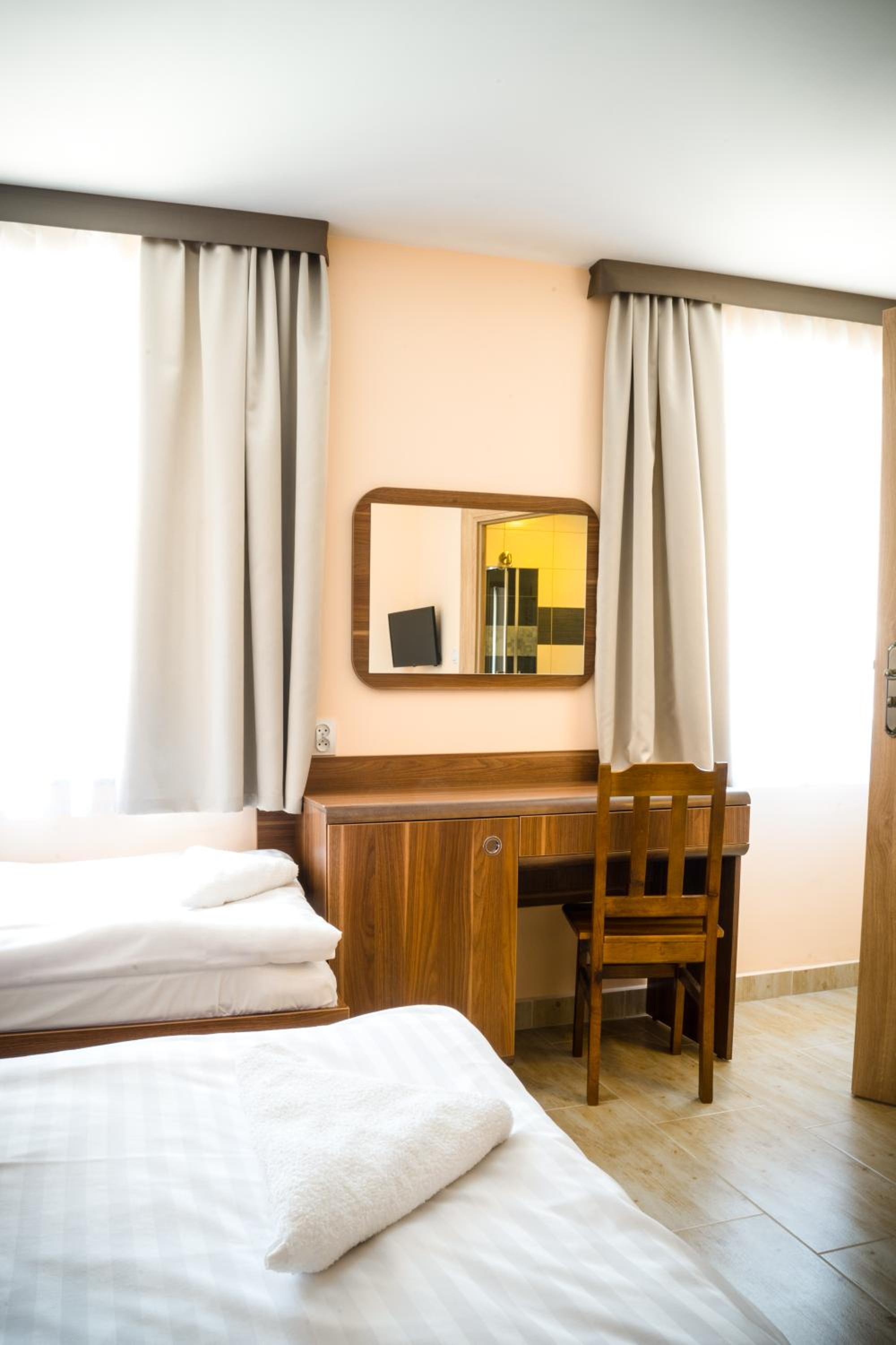 Twin Room - Photo 2