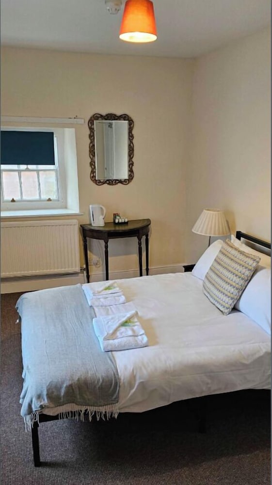 Basic Double Room, 1 Double Bed, Shared Bathroom photo 2