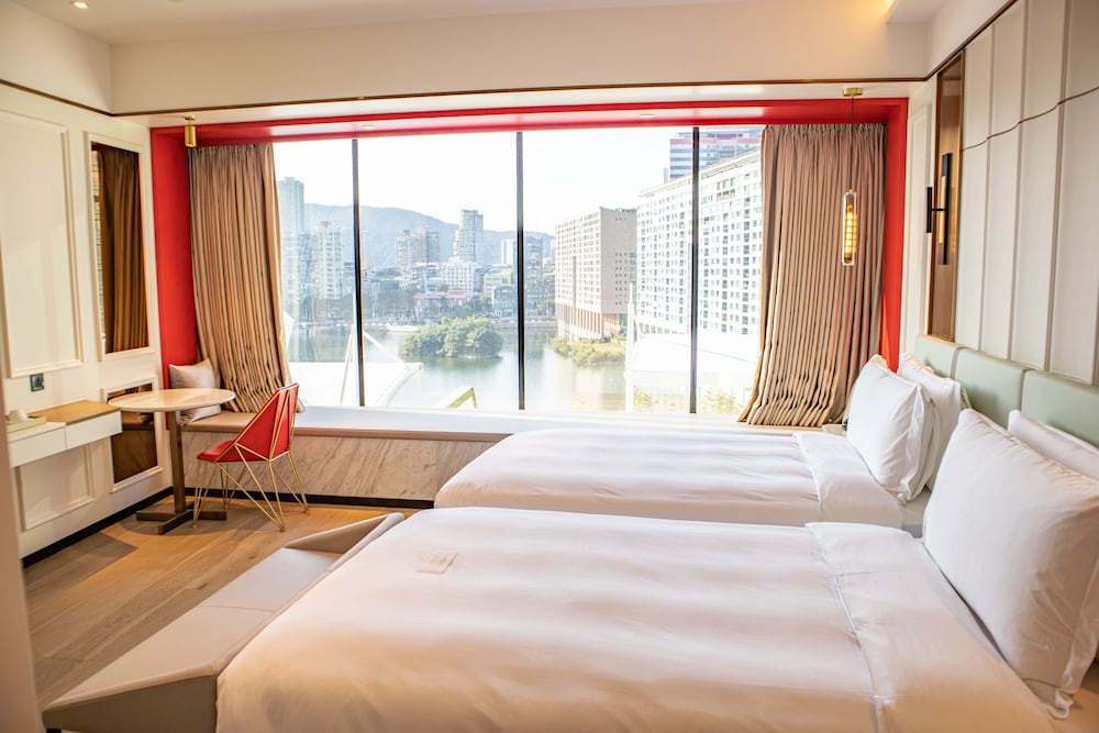 Gold (Resorts World) Lake View Room photo 1
