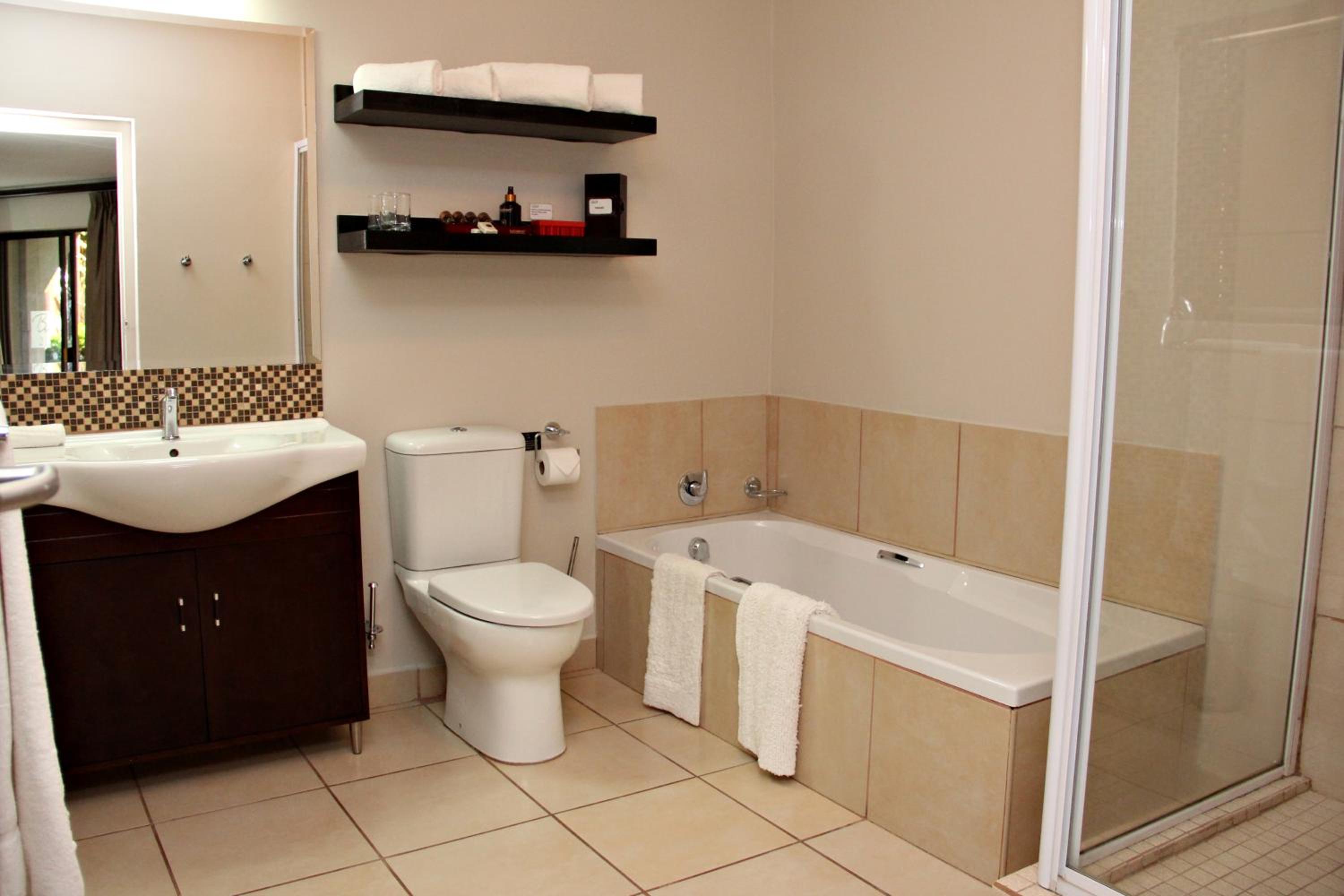 Deluxe King Room - Photo 13