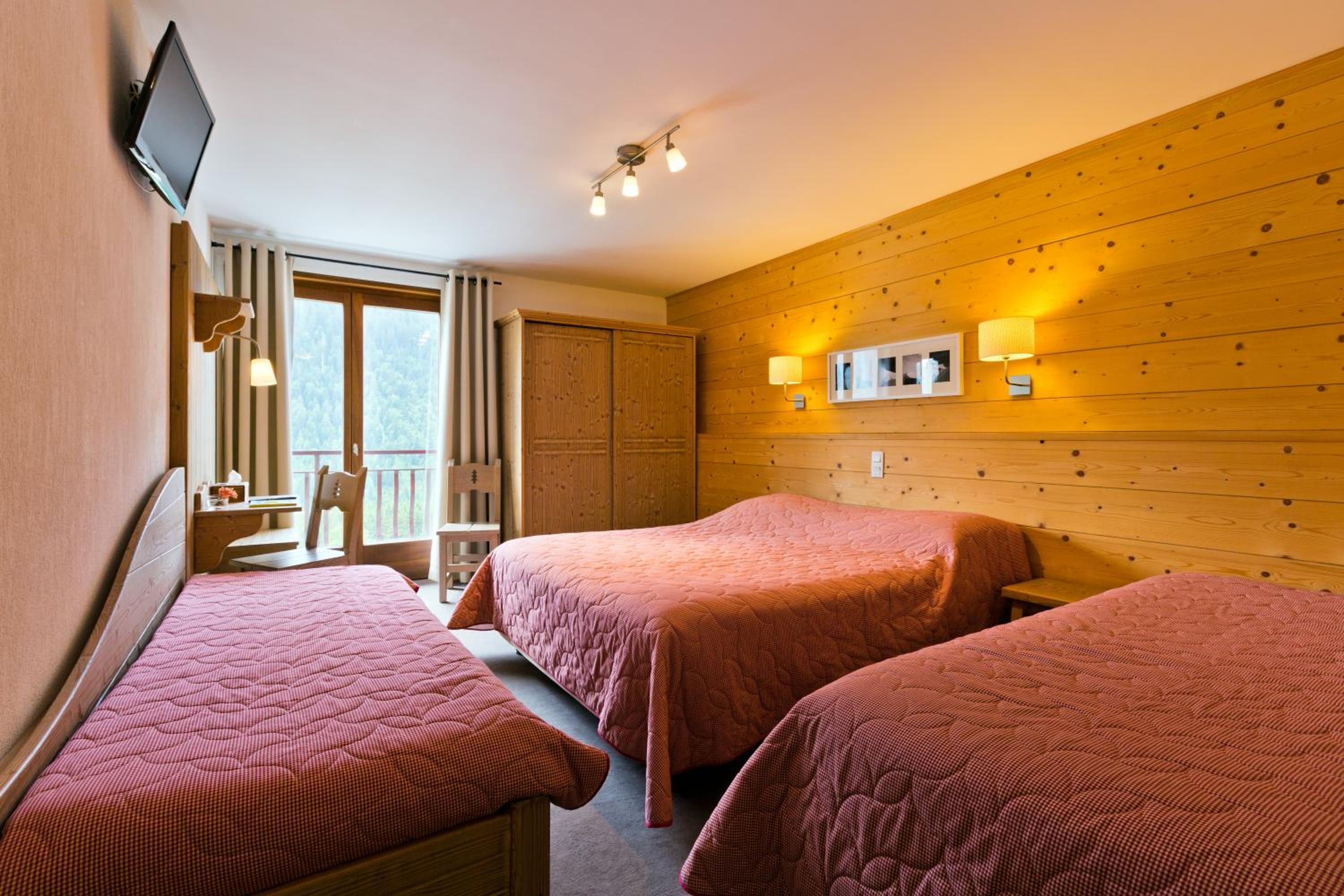 Superior Quadruple Room With Balcony - Photo 1