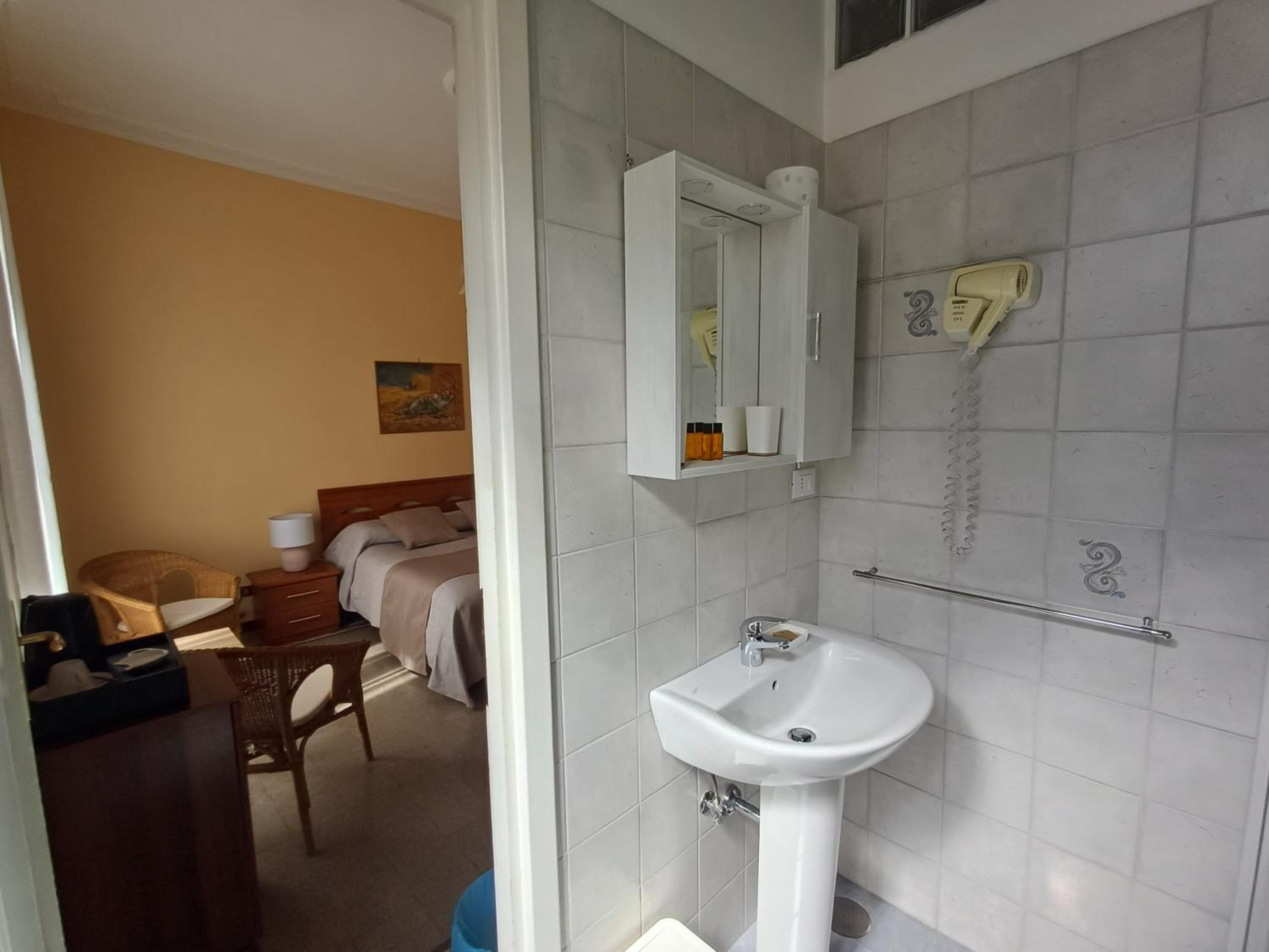 Standard Double Room photo 2