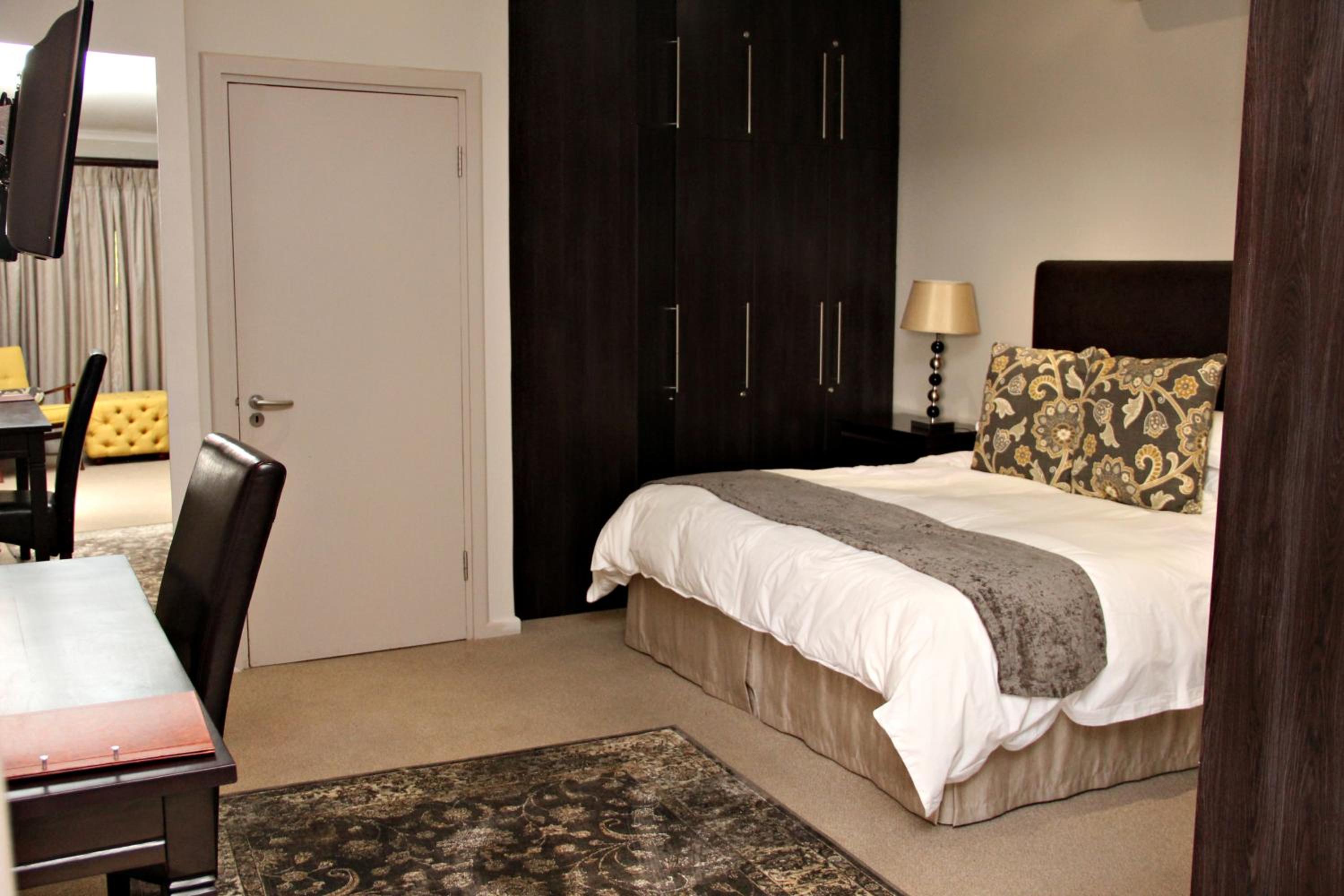 Deluxe King Room - Photo 2