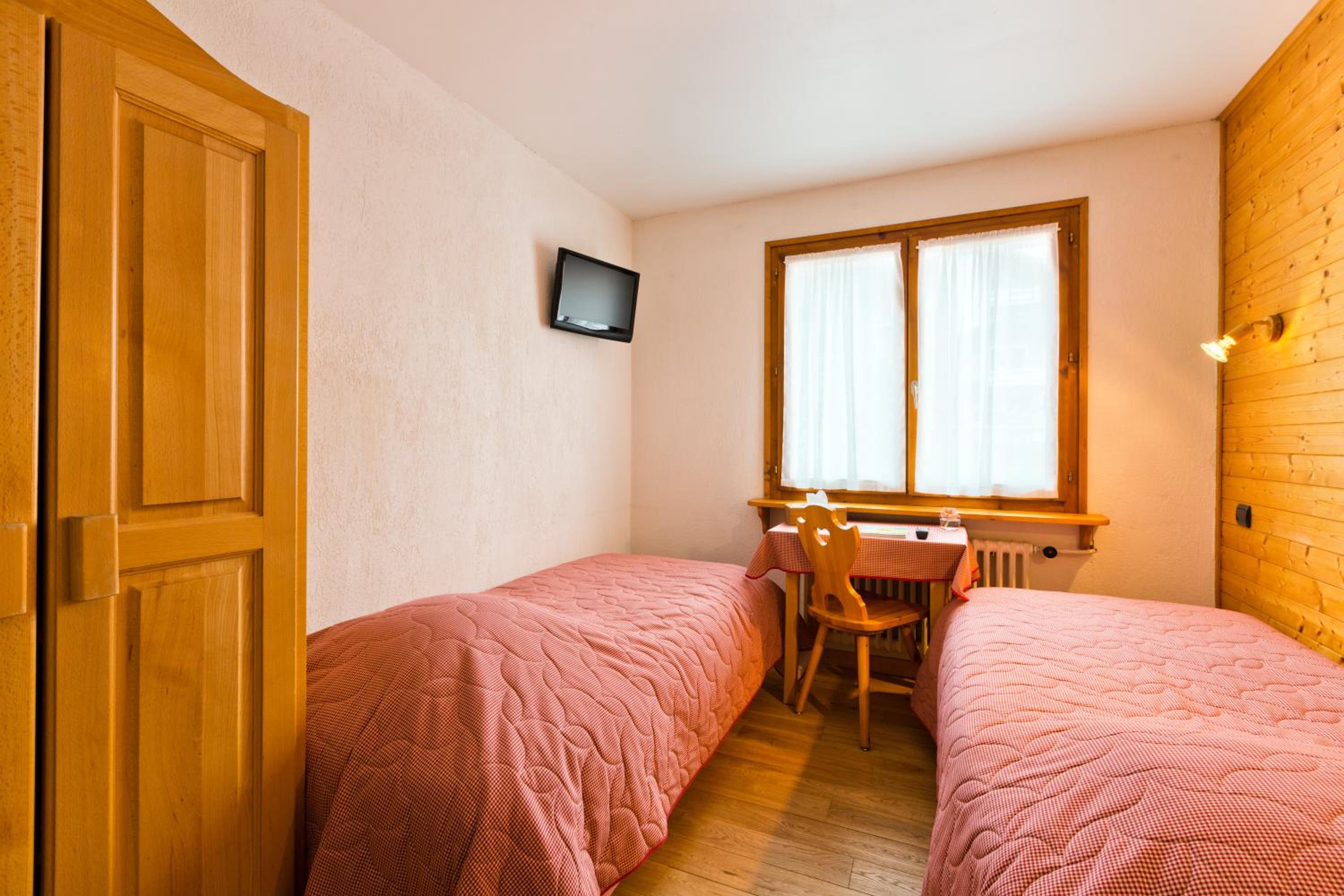 Budget Twin Room - Photo 2