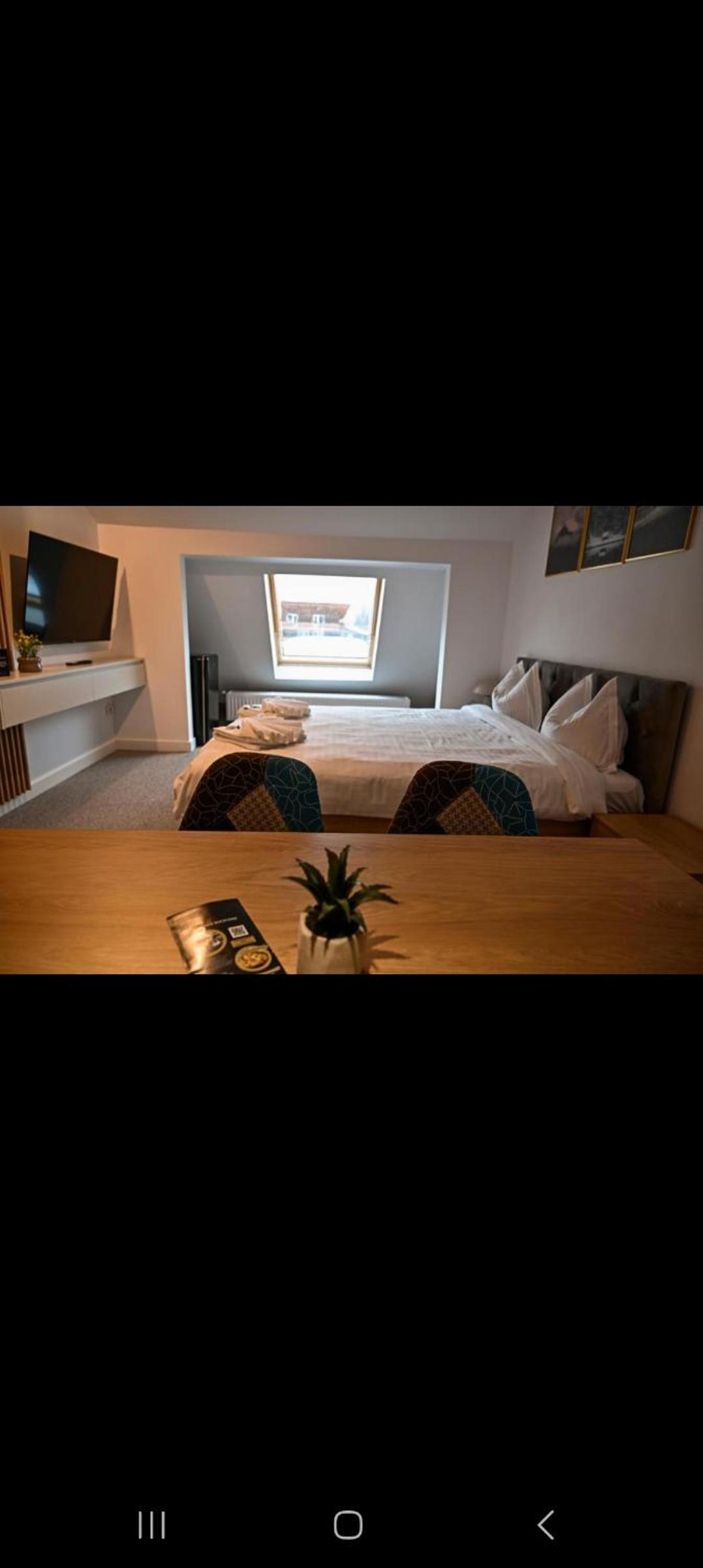 Two-Bedroom Deluxe Apartment - Photo 2