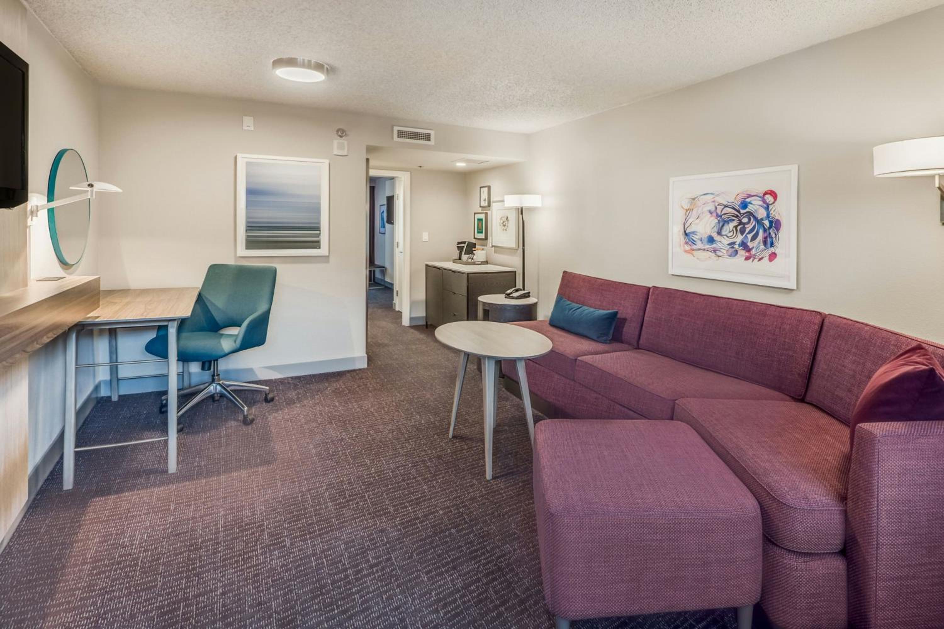 One-Bedroom Suite with Two Queen Beds and Sofa Bed - Premium - Photo 2