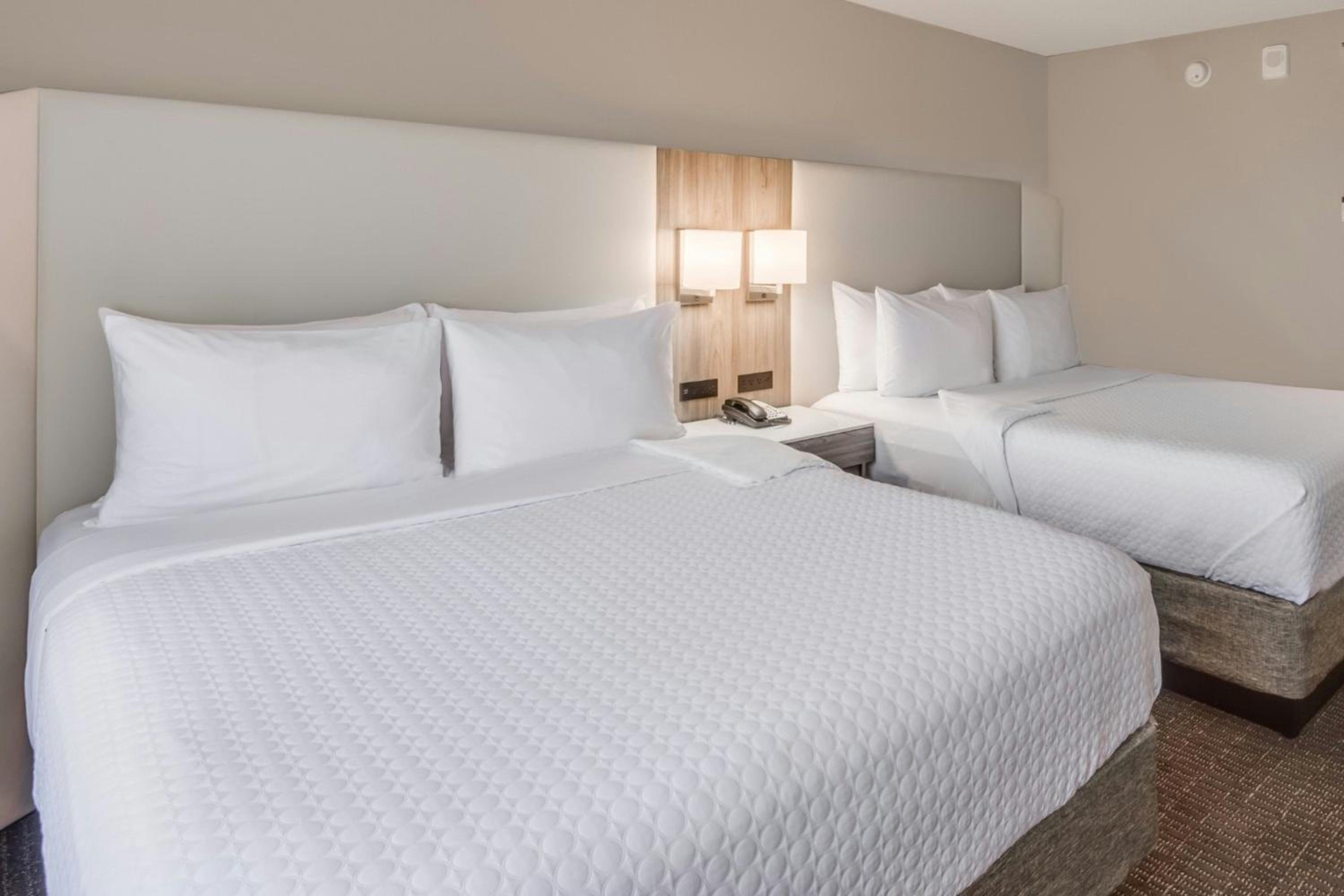 One-Bedroom Suite with Two Queen Beds and Sofa Bed - Premium - Photo 1