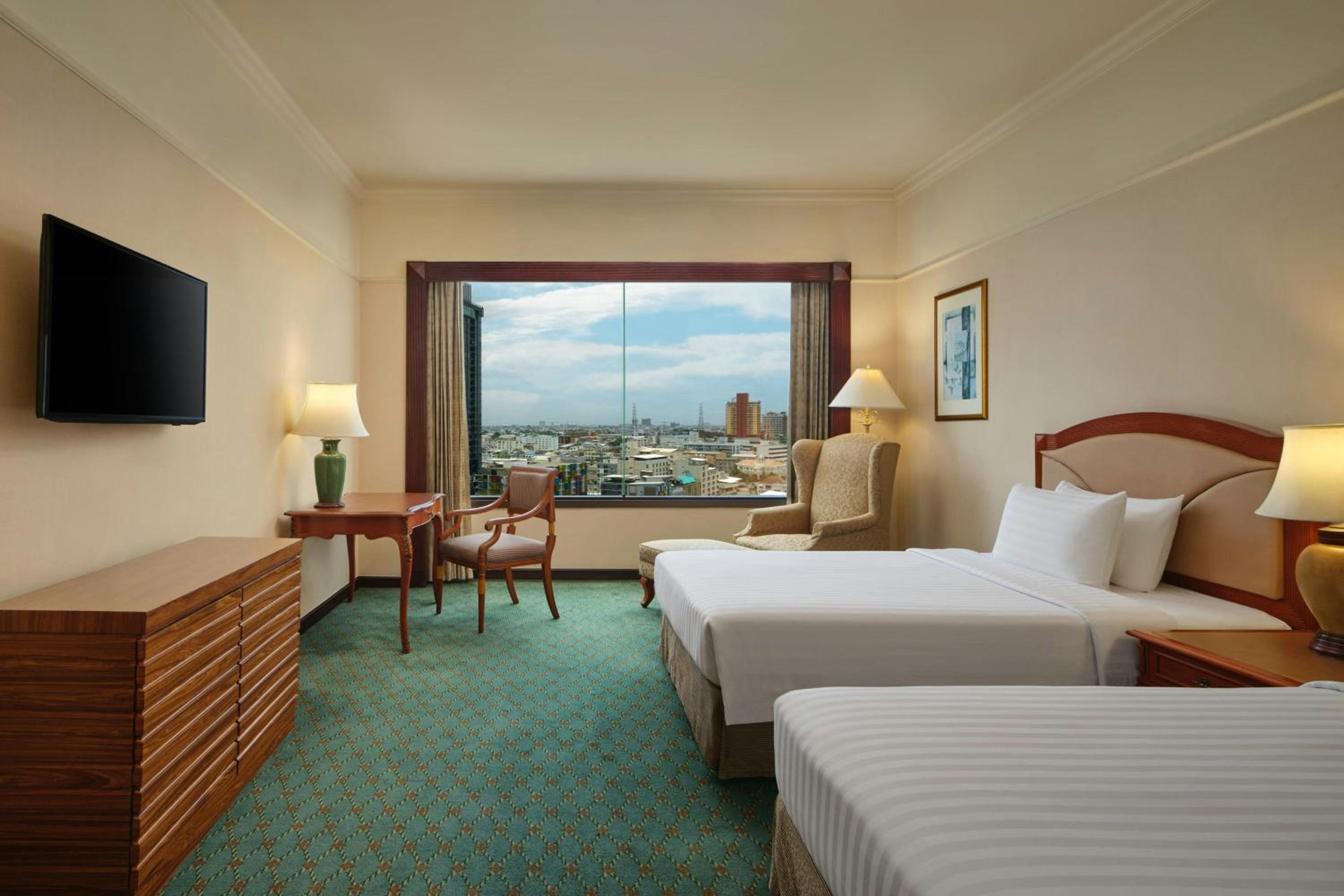 Deluxe Room with Two Twin Beds and City View