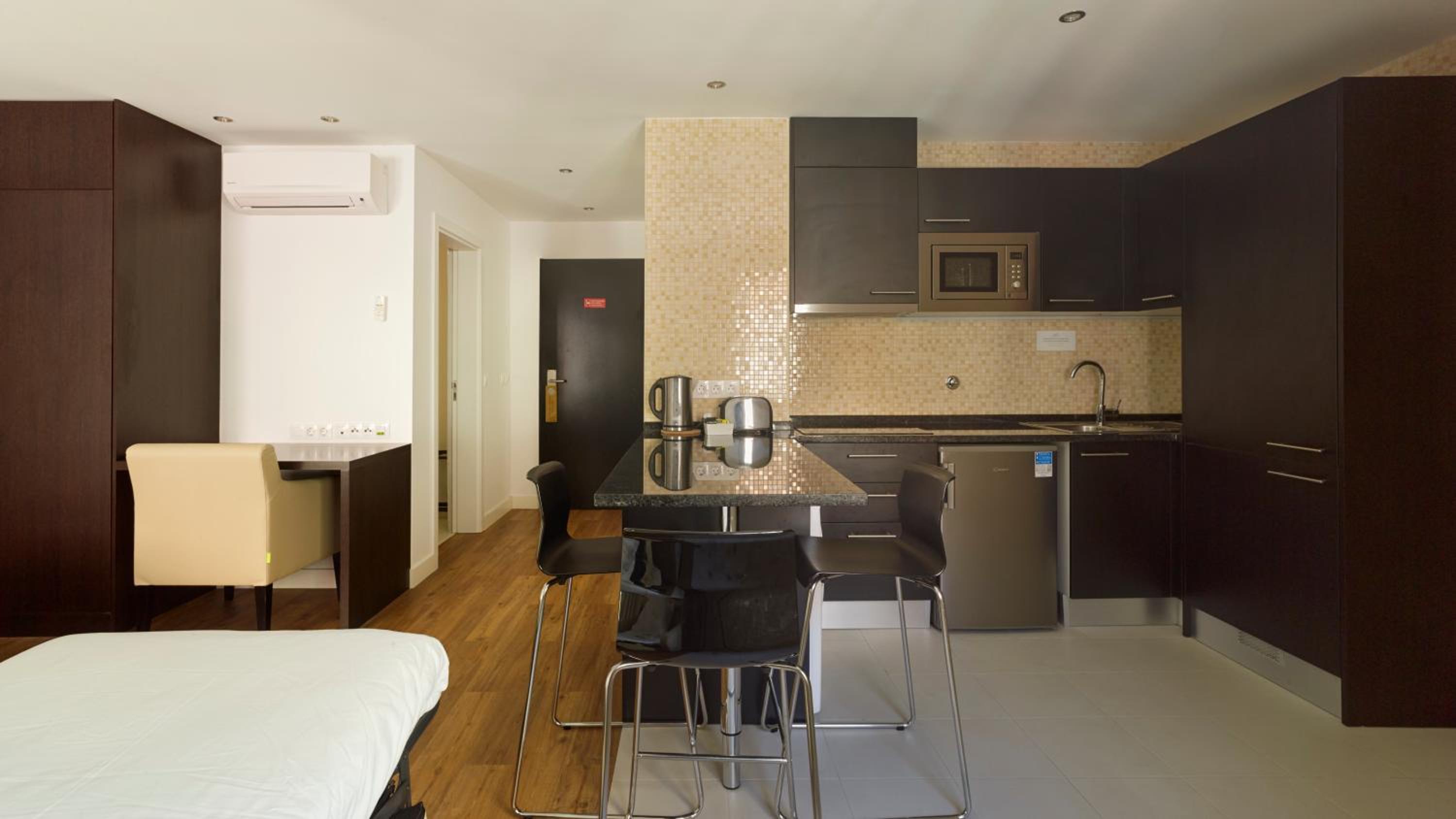 Skylight Twin Room without Kitchenette thumbnail 6