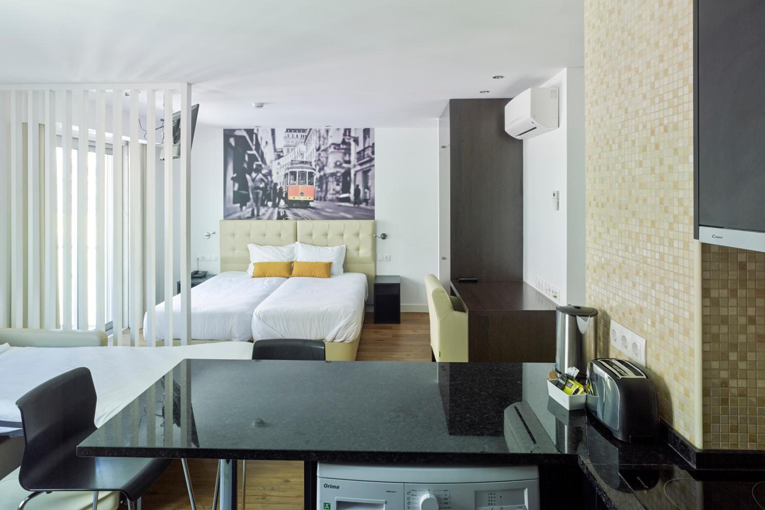 Skylight Twin Room without Kitchenette thumbnail 5