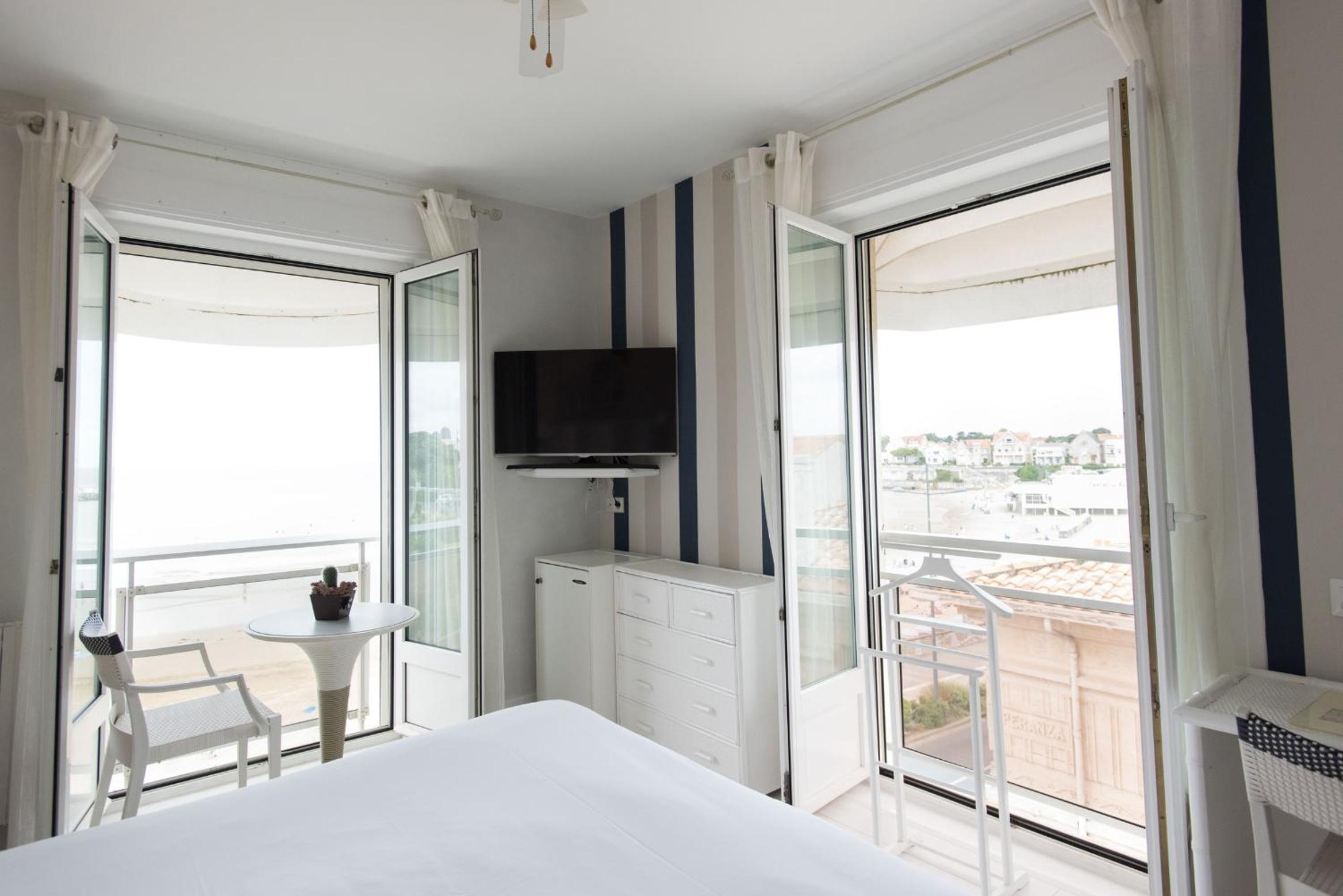 Superior Double Room with Sea View - Photo 3