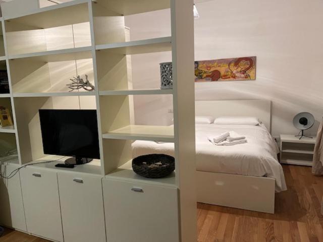 Studio Apartment with Balcony photo 3
