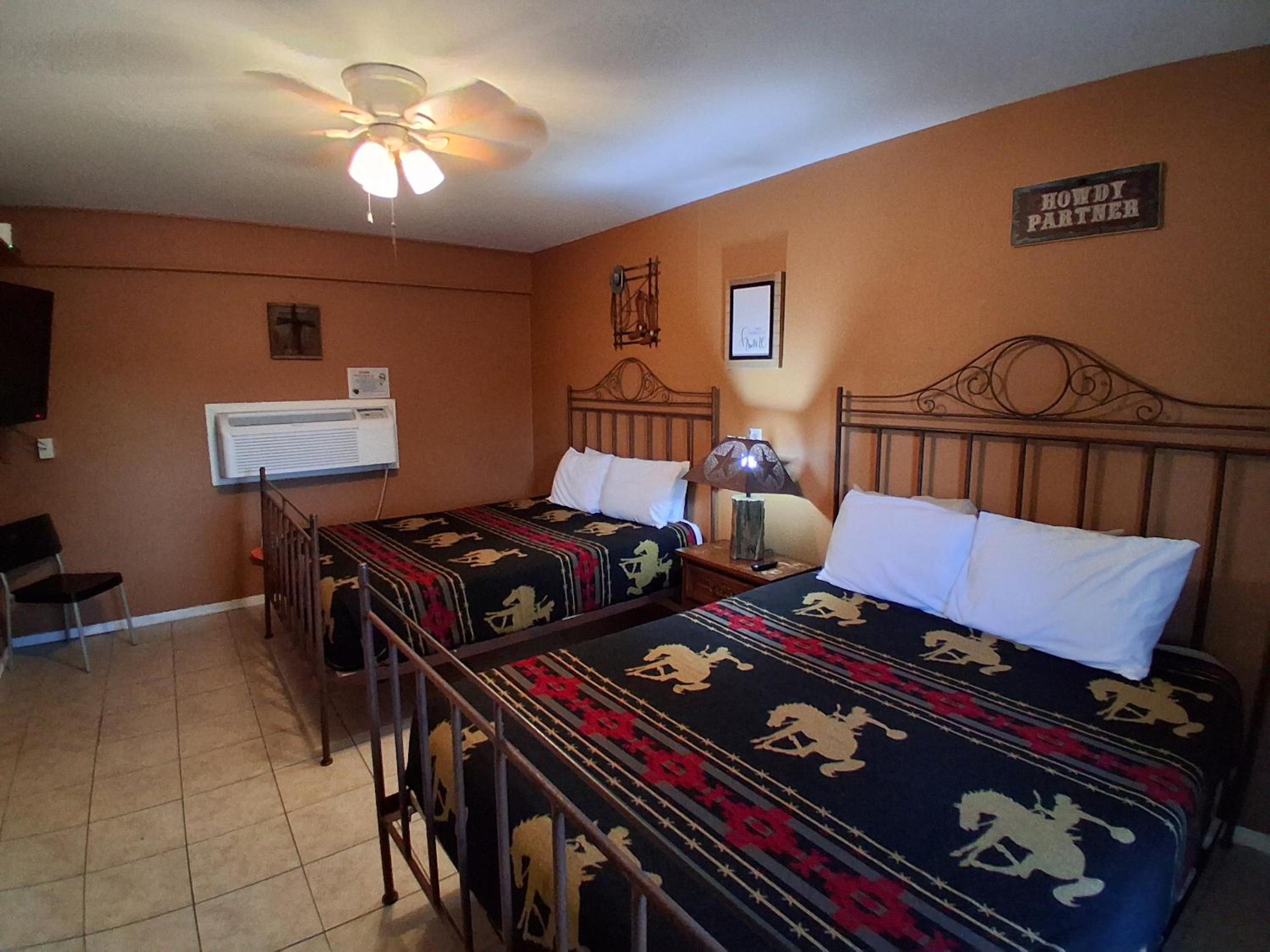 Deluxe Queen Suite photo 2