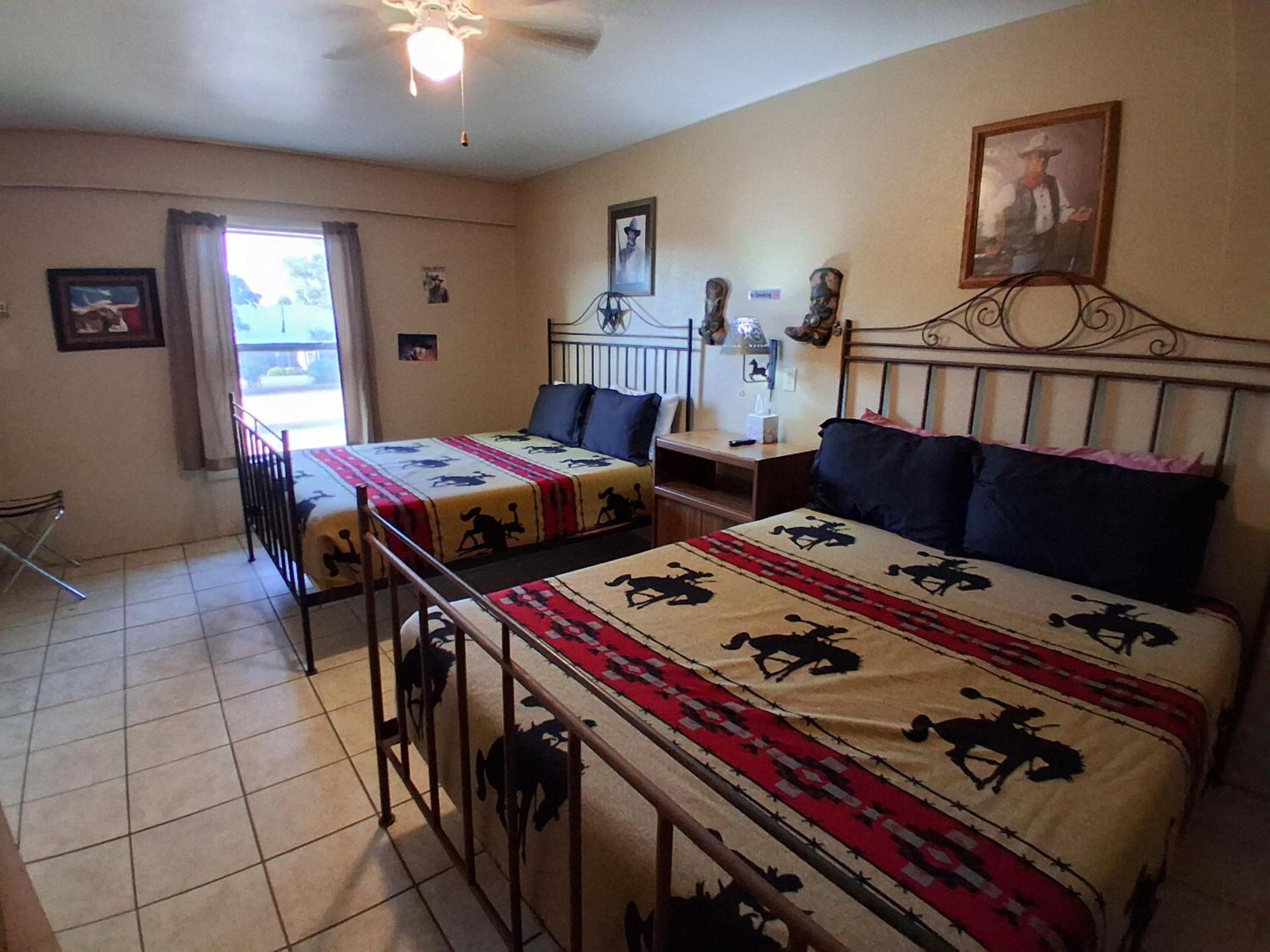 Queen Room photo 2