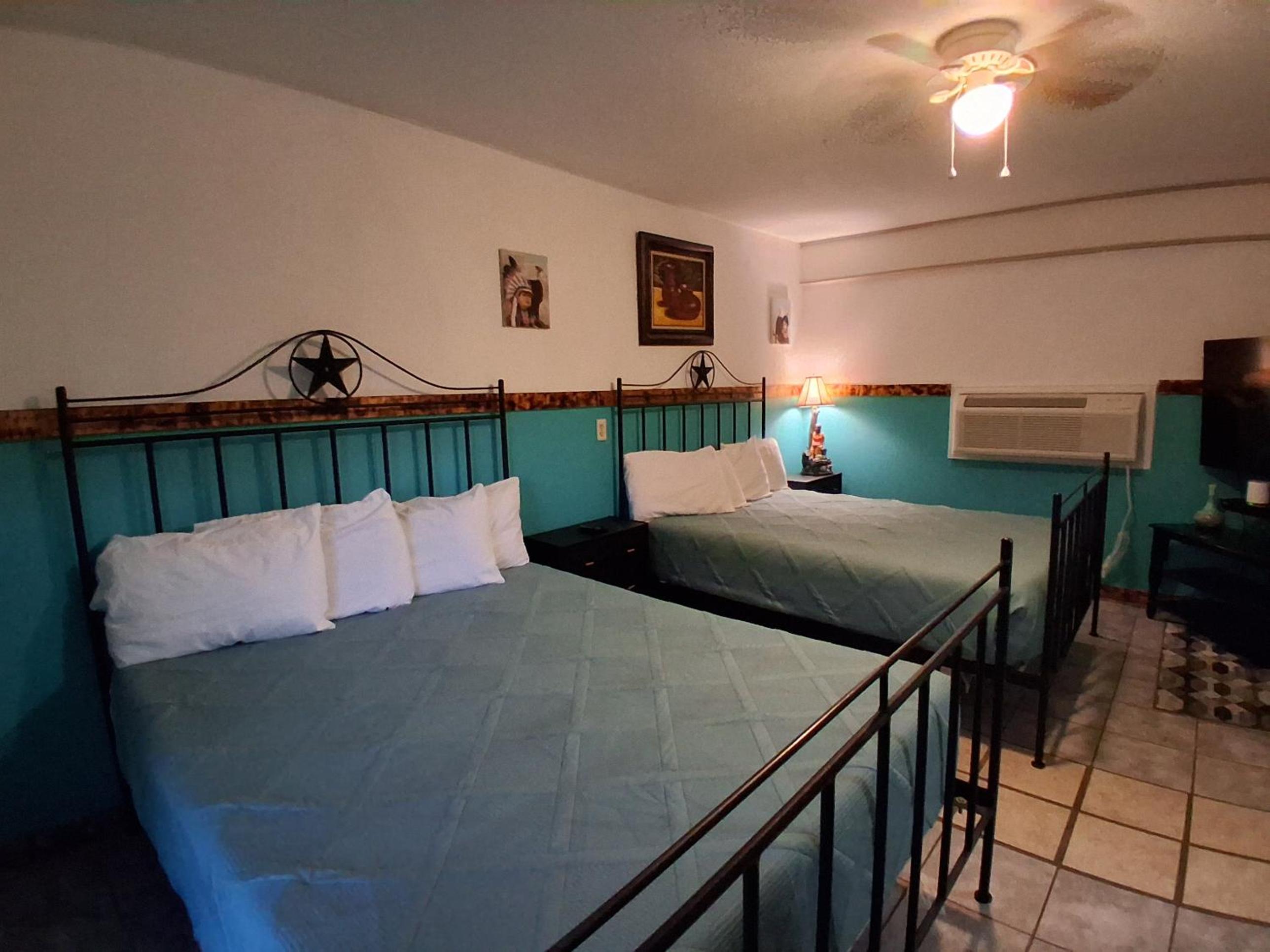 Deluxe Queen Suite photo 2