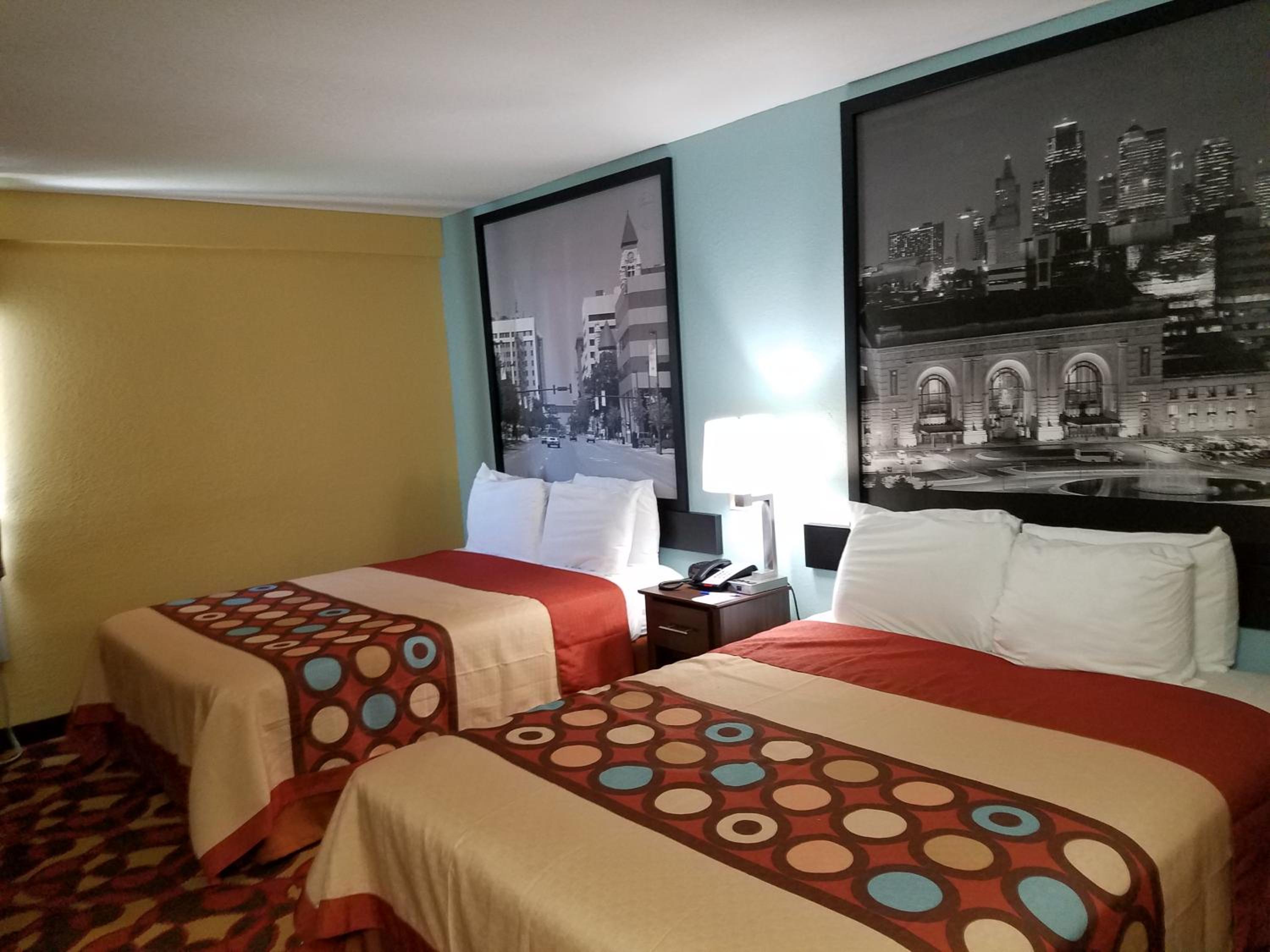 Queen Room with Two Queen Beds - Non-Smoking - Photo 12