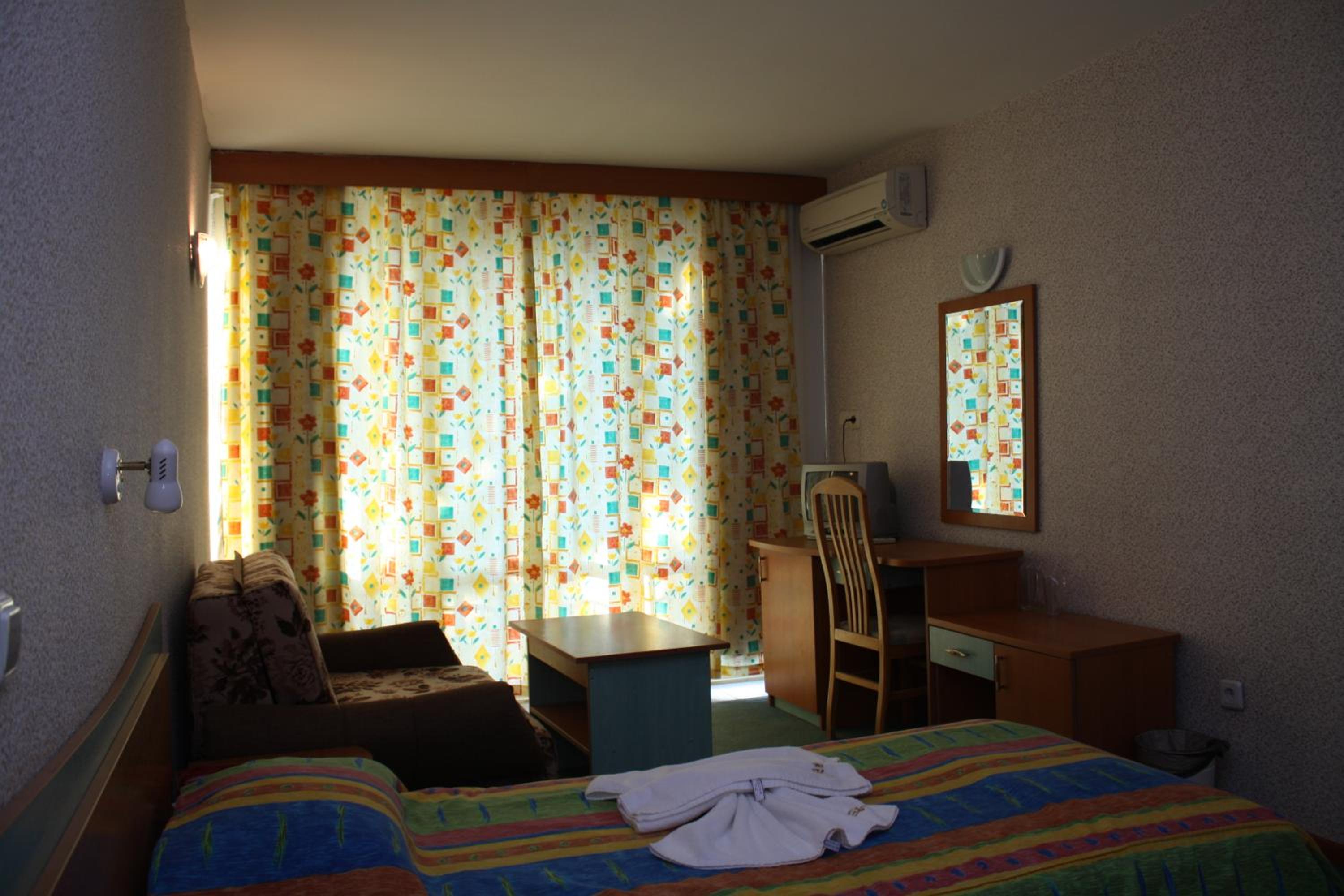 Double or Twin Room with Balcony (2 Adults + 1 Child) photo 2