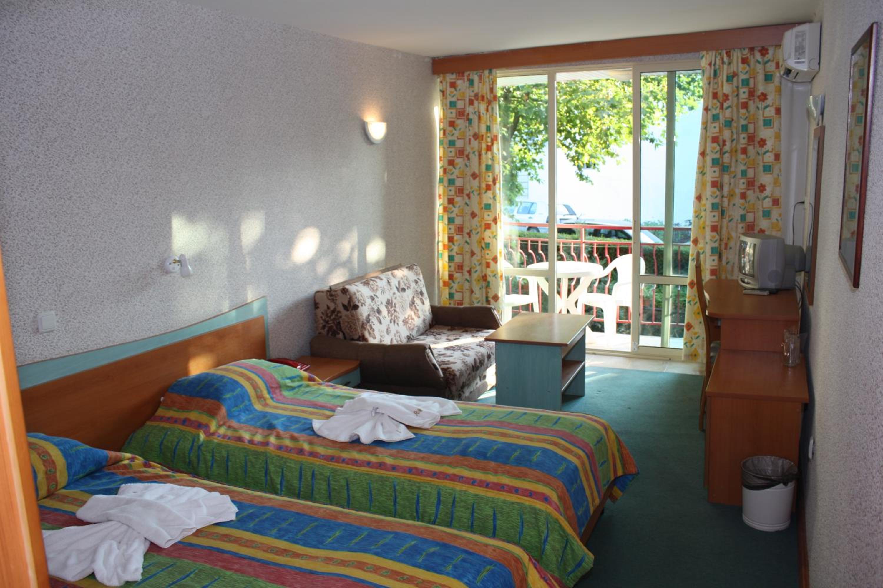 Double or Twin Room with Balcony (2 Adults + 1 Child) photo 3