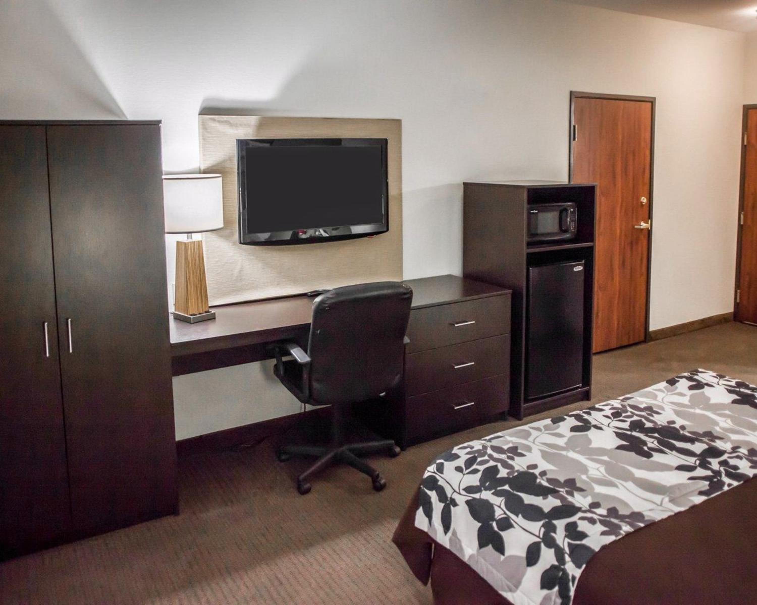 Queen Room With Two Queen Beds - Photo 4
