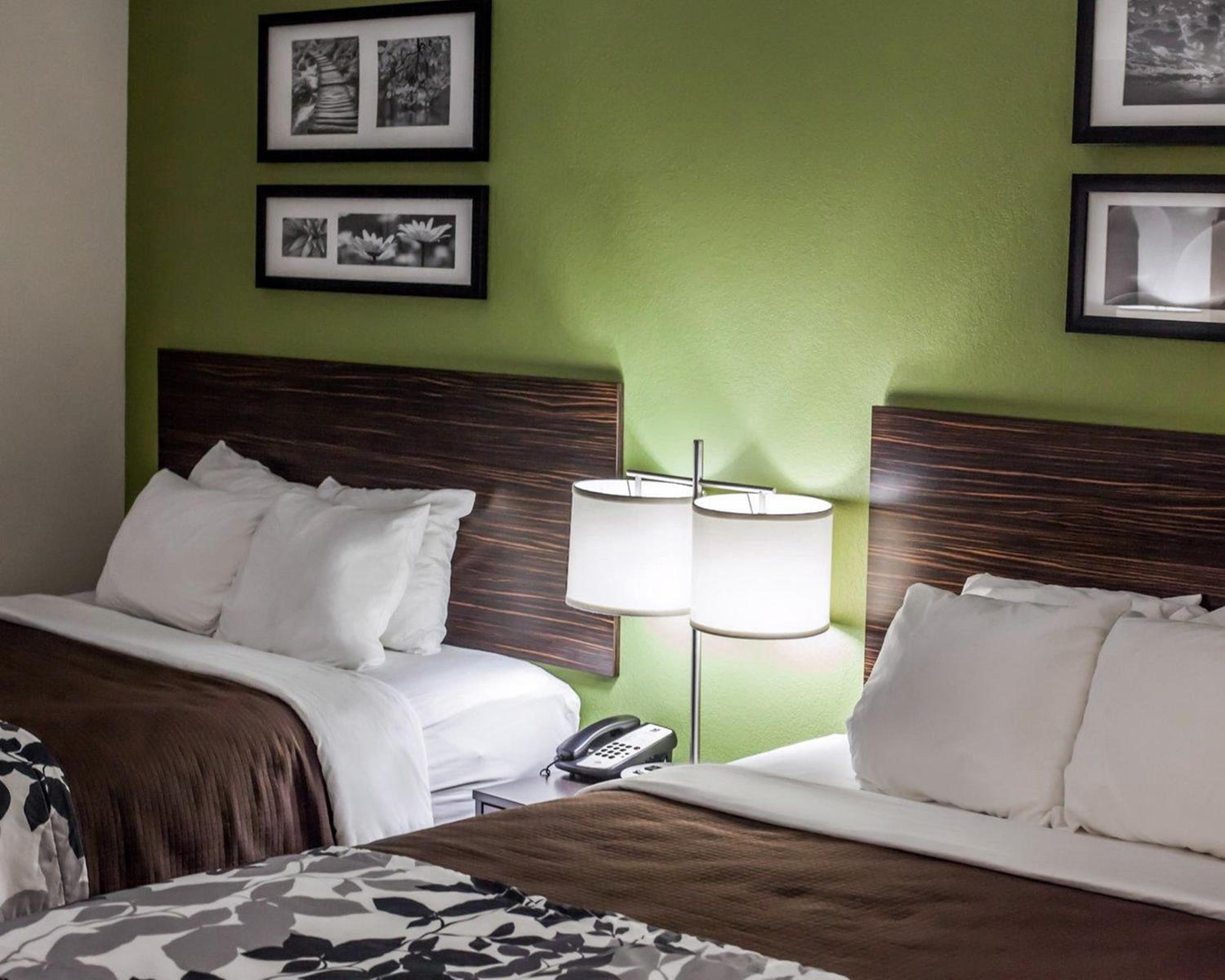 Queen Room With Two Queen Beds - Photo 2