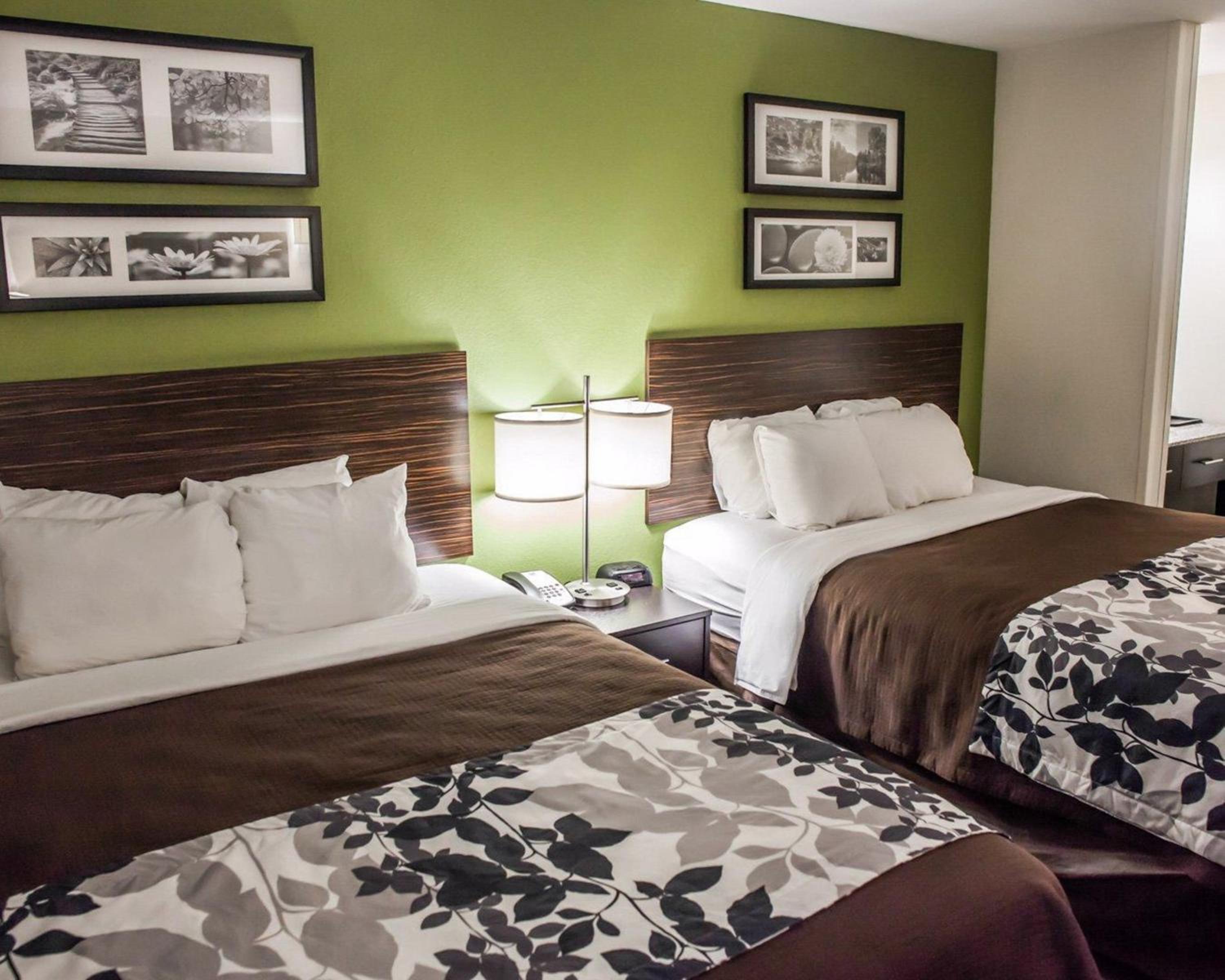 Queen Room With Two Queen Beds - Photo 5