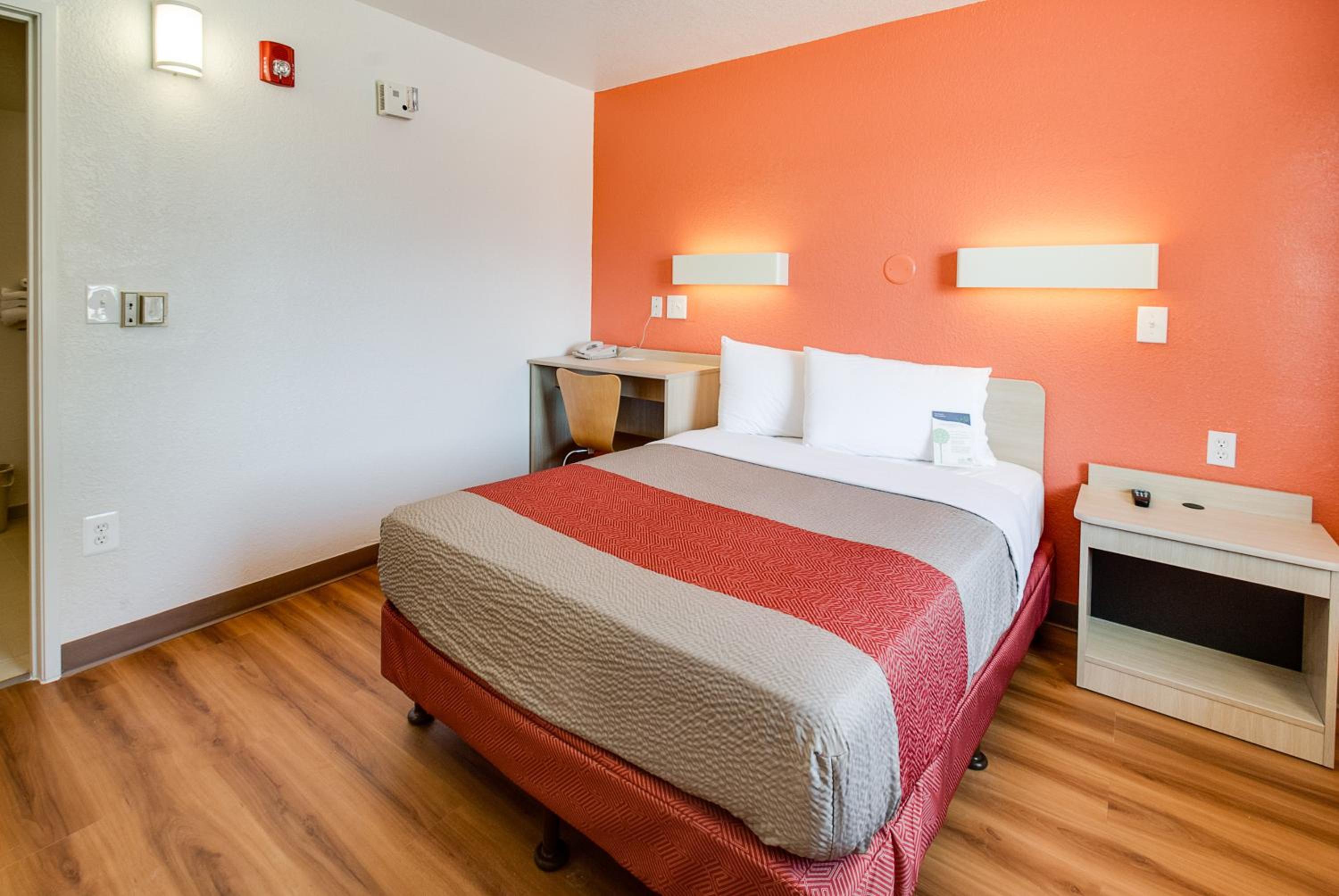 Queen Room - Disability Access - Non-Smoking