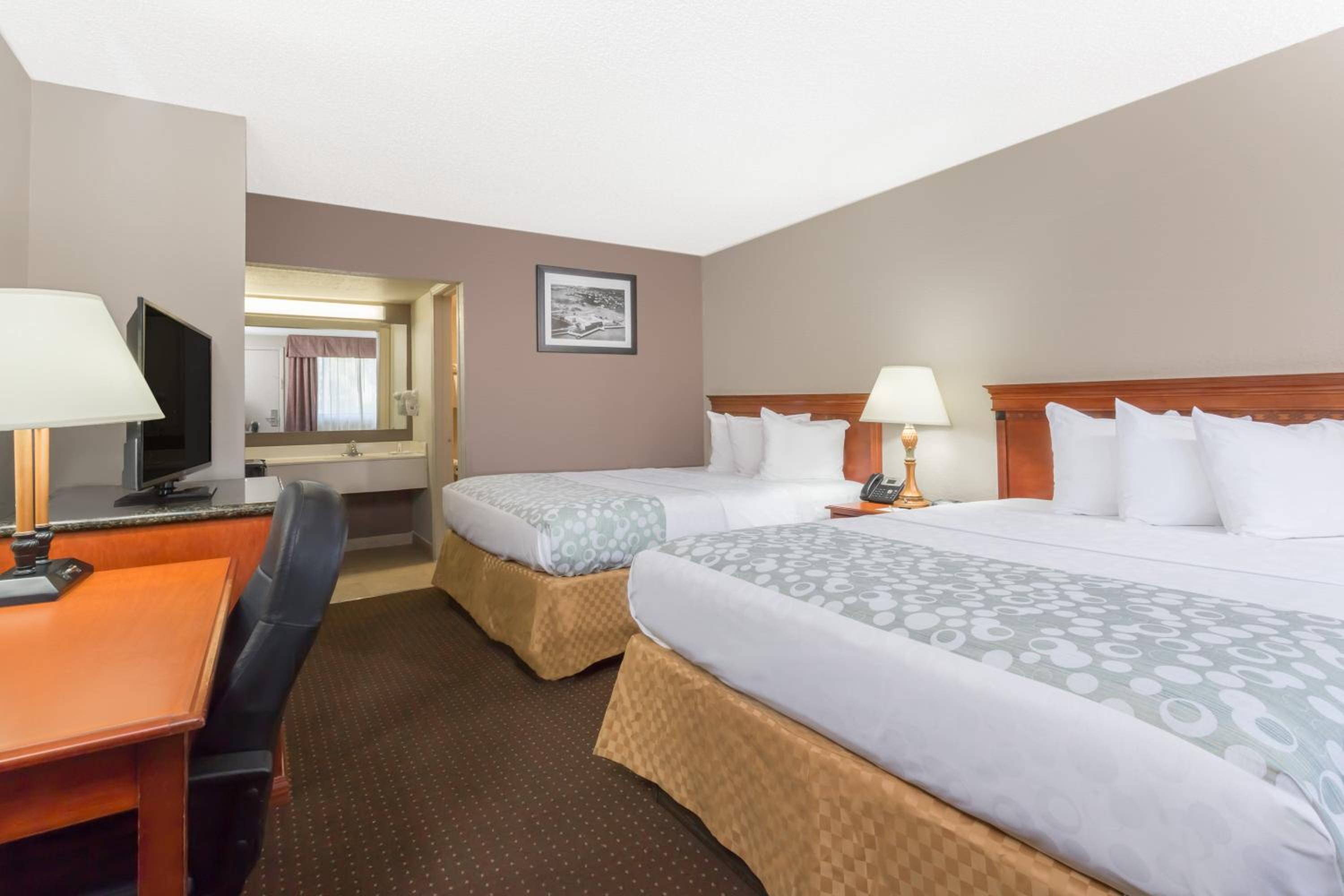 Queen Room with Two Queen Beds - Non-Smoking photo 2