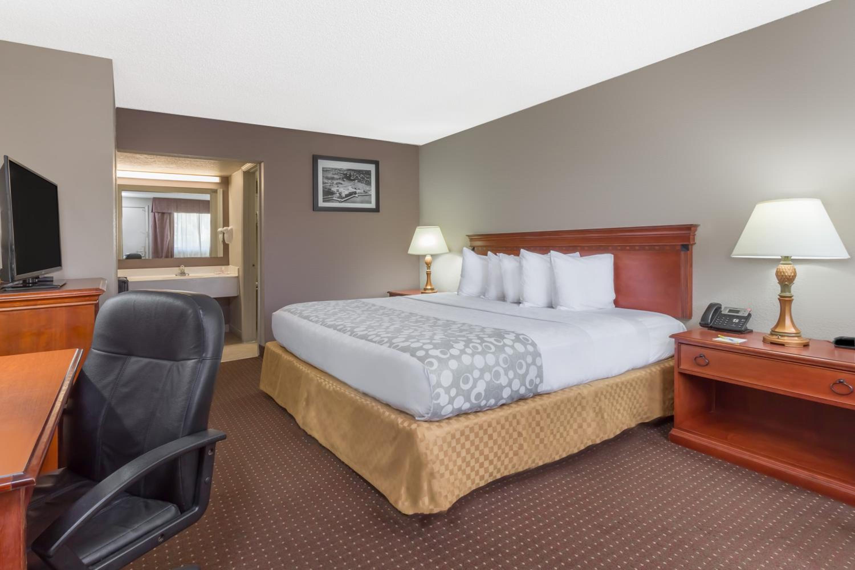 King Room with Roll-In Shower - Mobility/Hearing Accessible - Non-Smoking photo 3