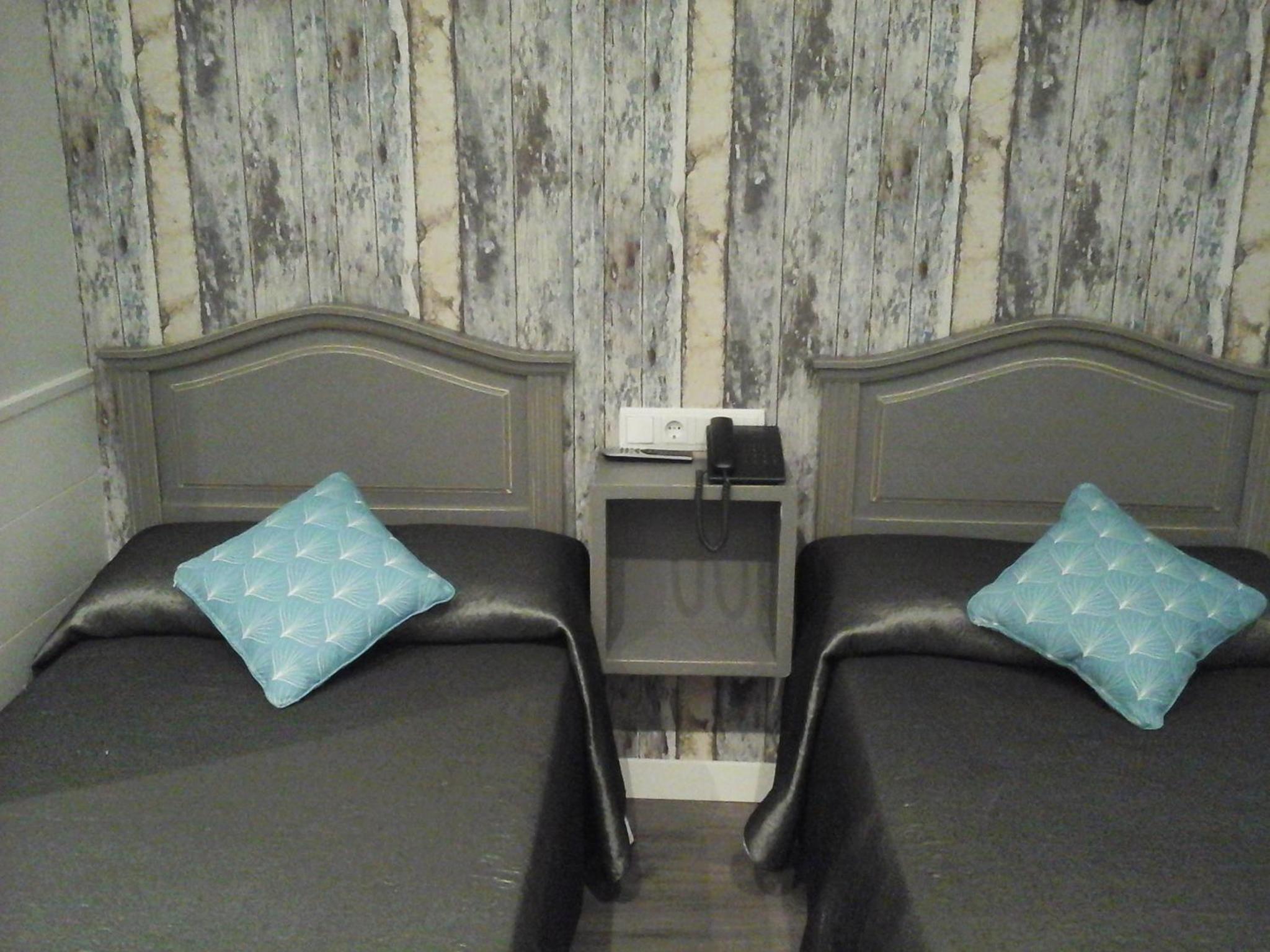 Twin Room - Photo 3