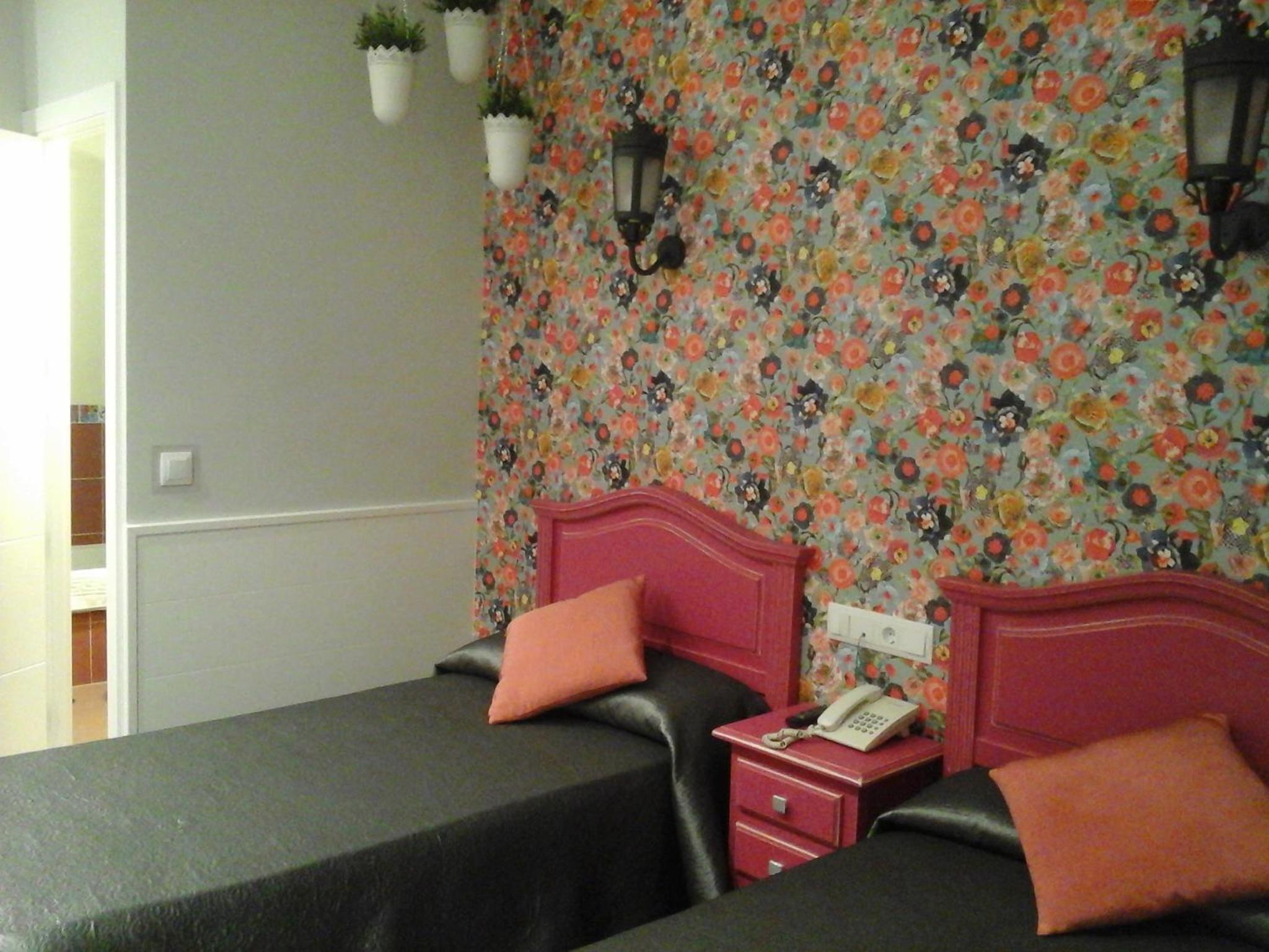 Twin Room - Photo 13
