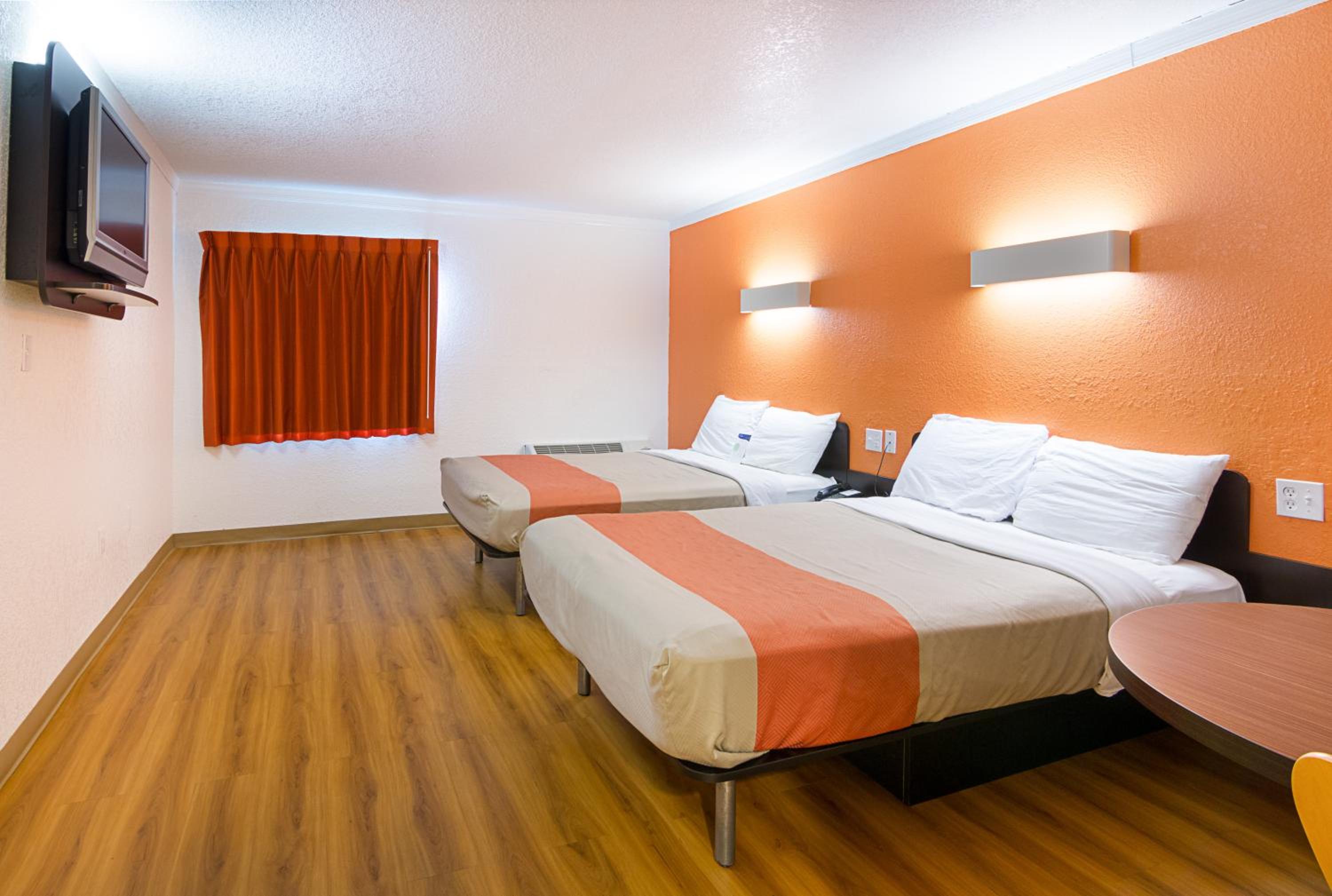 Quadruple Room - Disability Access - Roll in Shower - Photo 1