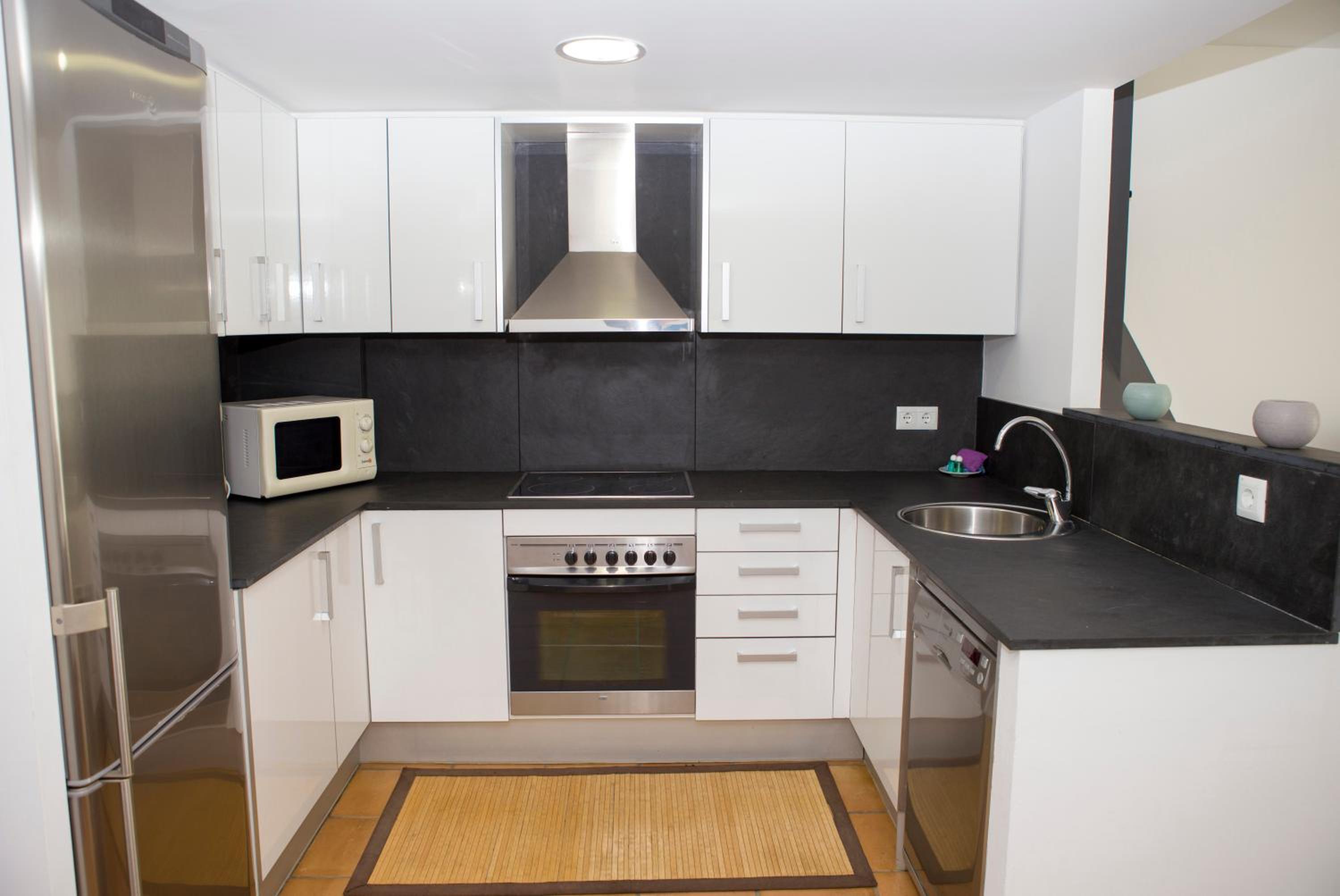 Apartment with Terrace - Photo 2