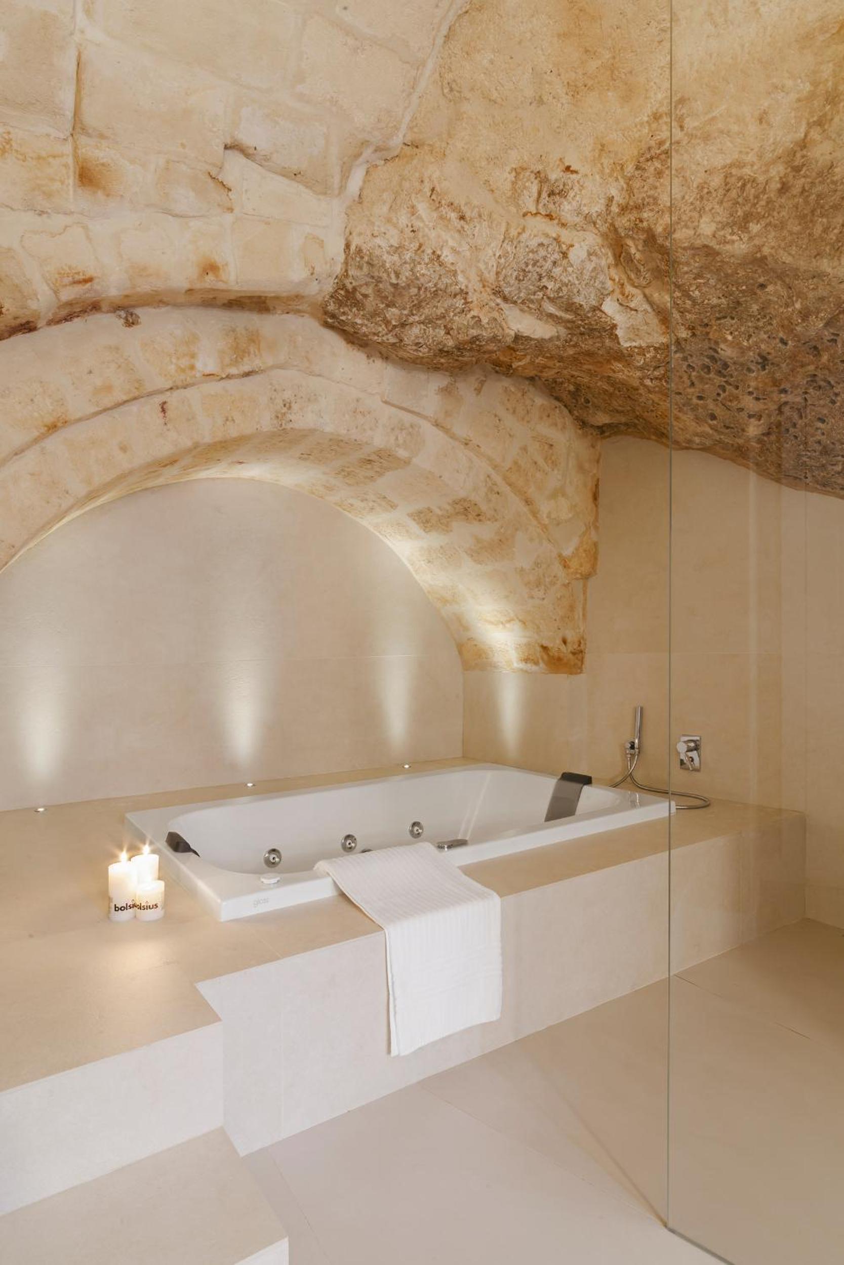 Deluxe Suite with Spa Bath - Photo 8
