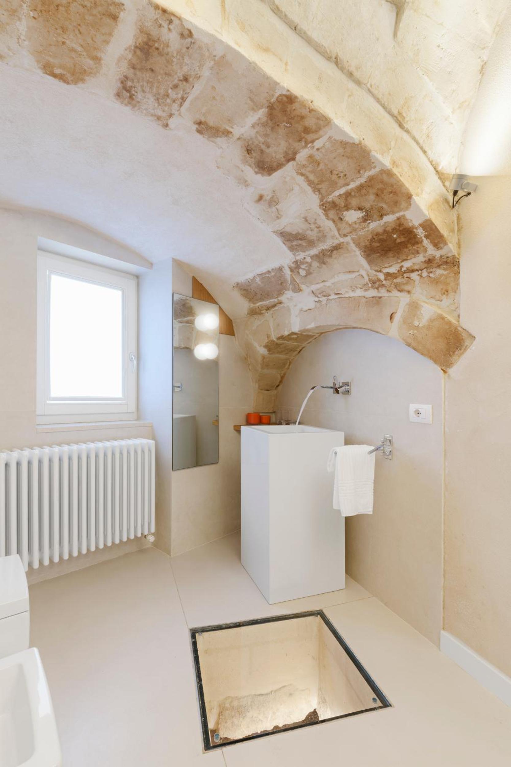 Deluxe Suite with Spa Bath - Photo 3