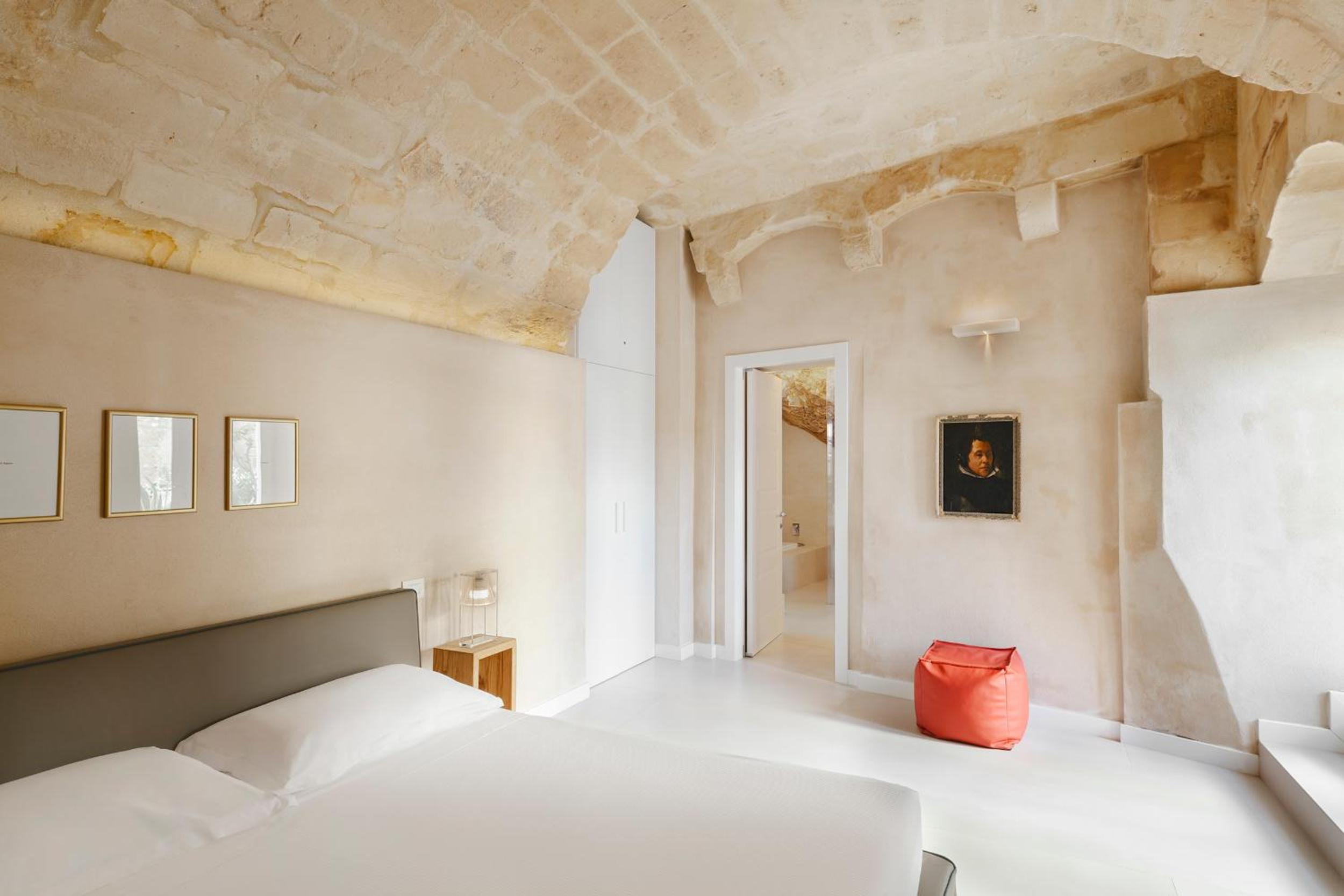 Deluxe Suite with Spa Bath - Photo 7