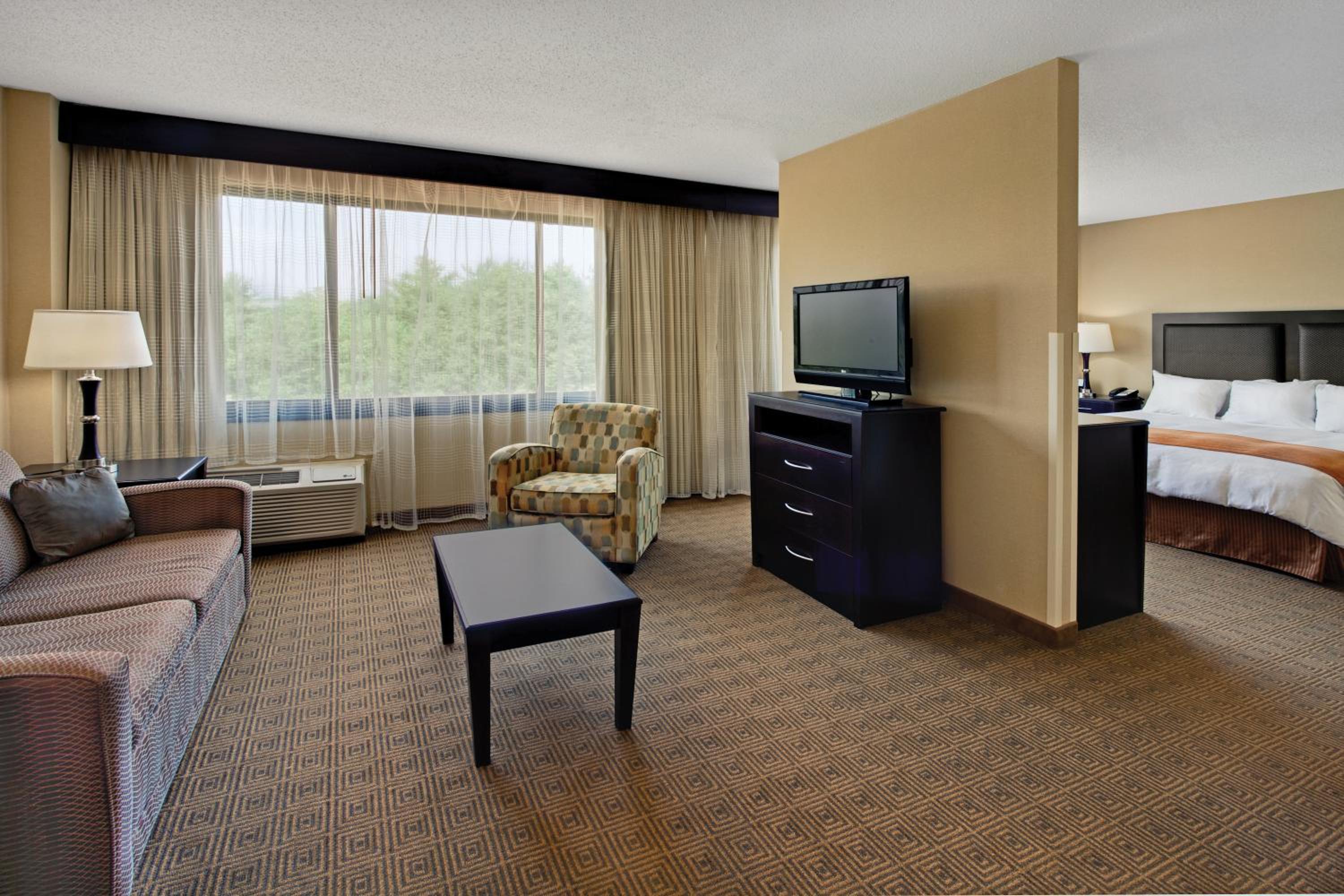 King Suite with Living Room - Non Smoking - Photo 1
