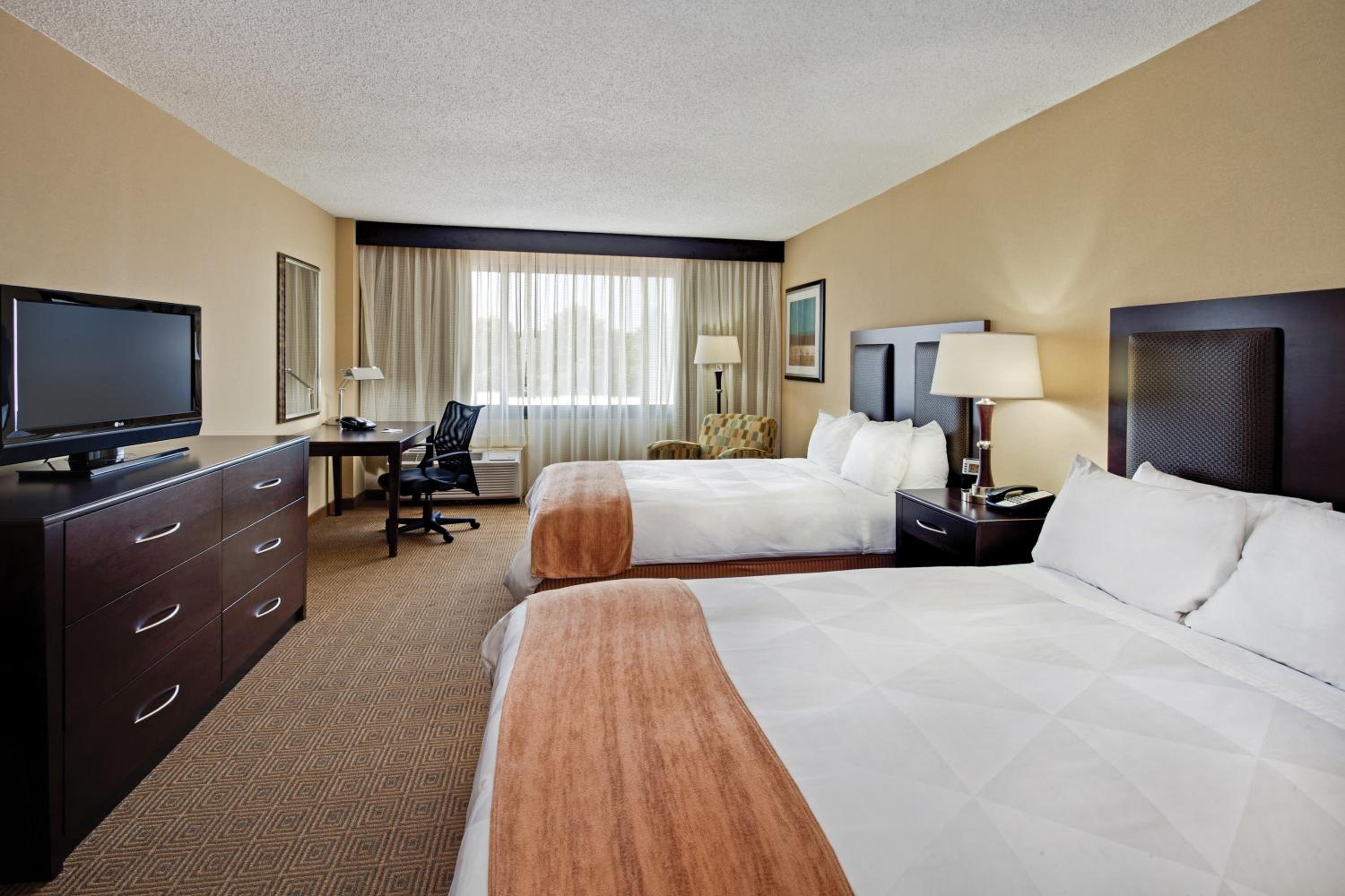 Queen Room with Two Queen Beds - Non-Smoking - Photo 4