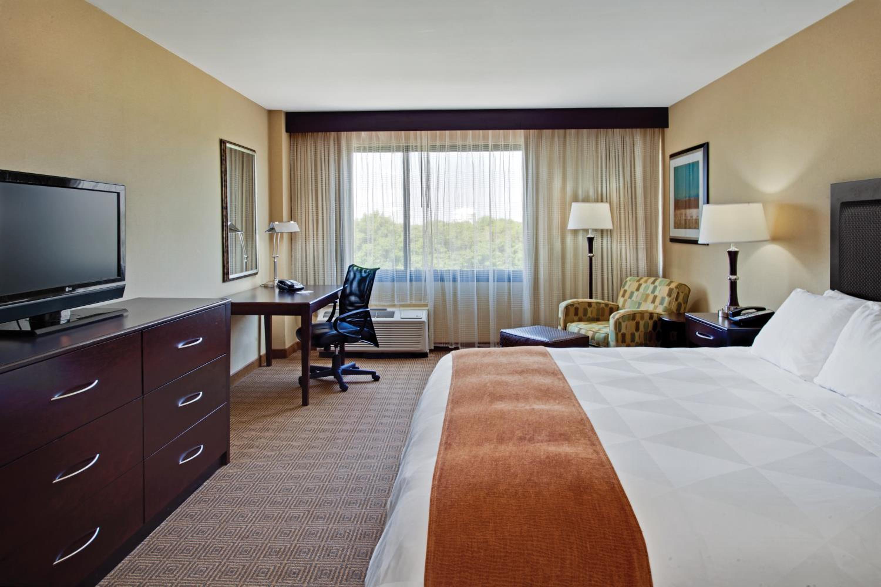 King Guest Room with Fridge - Non-Smoking - Photo 4