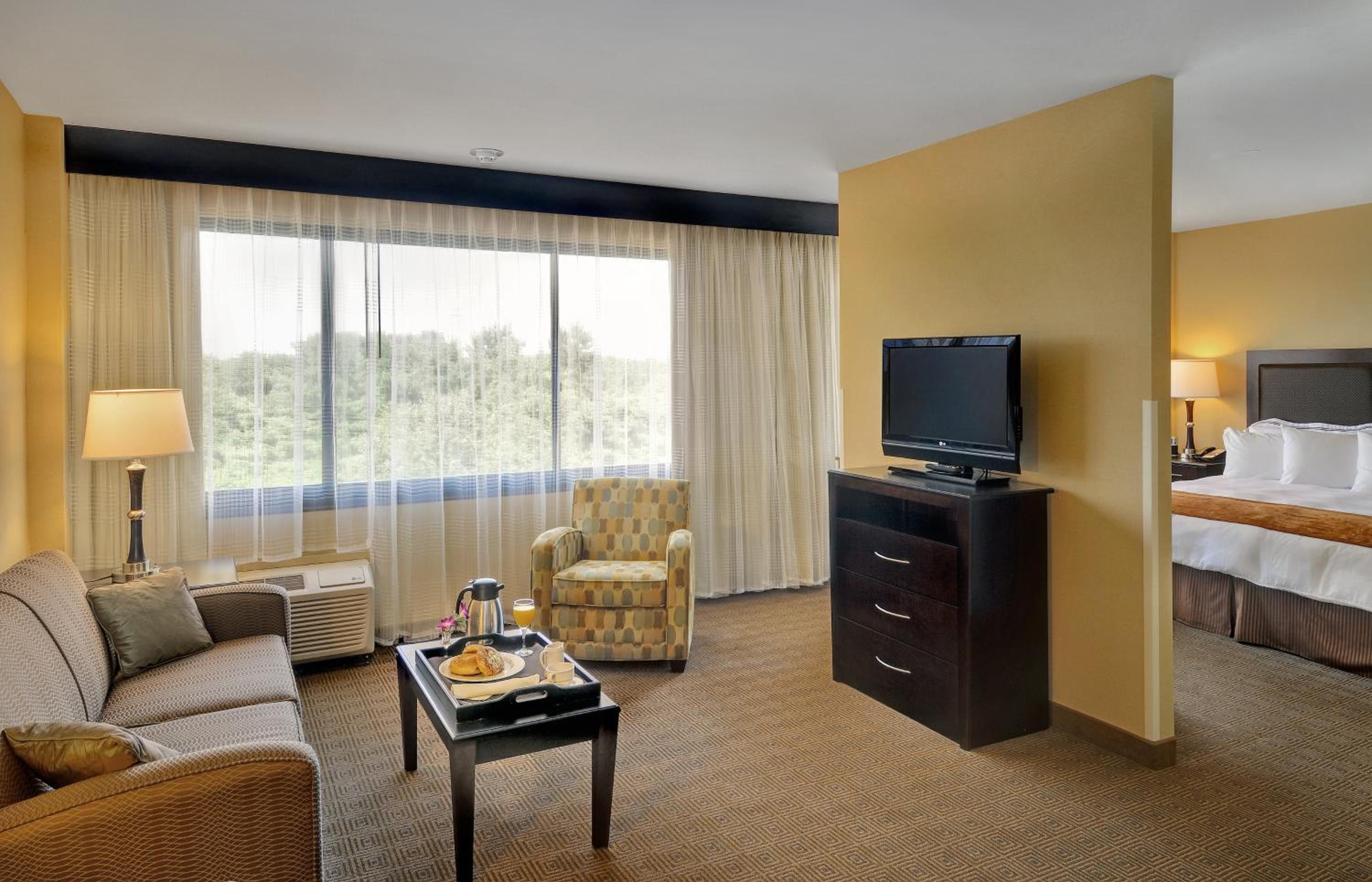 King Suite with Living Room - Non Smoking - Photo 2