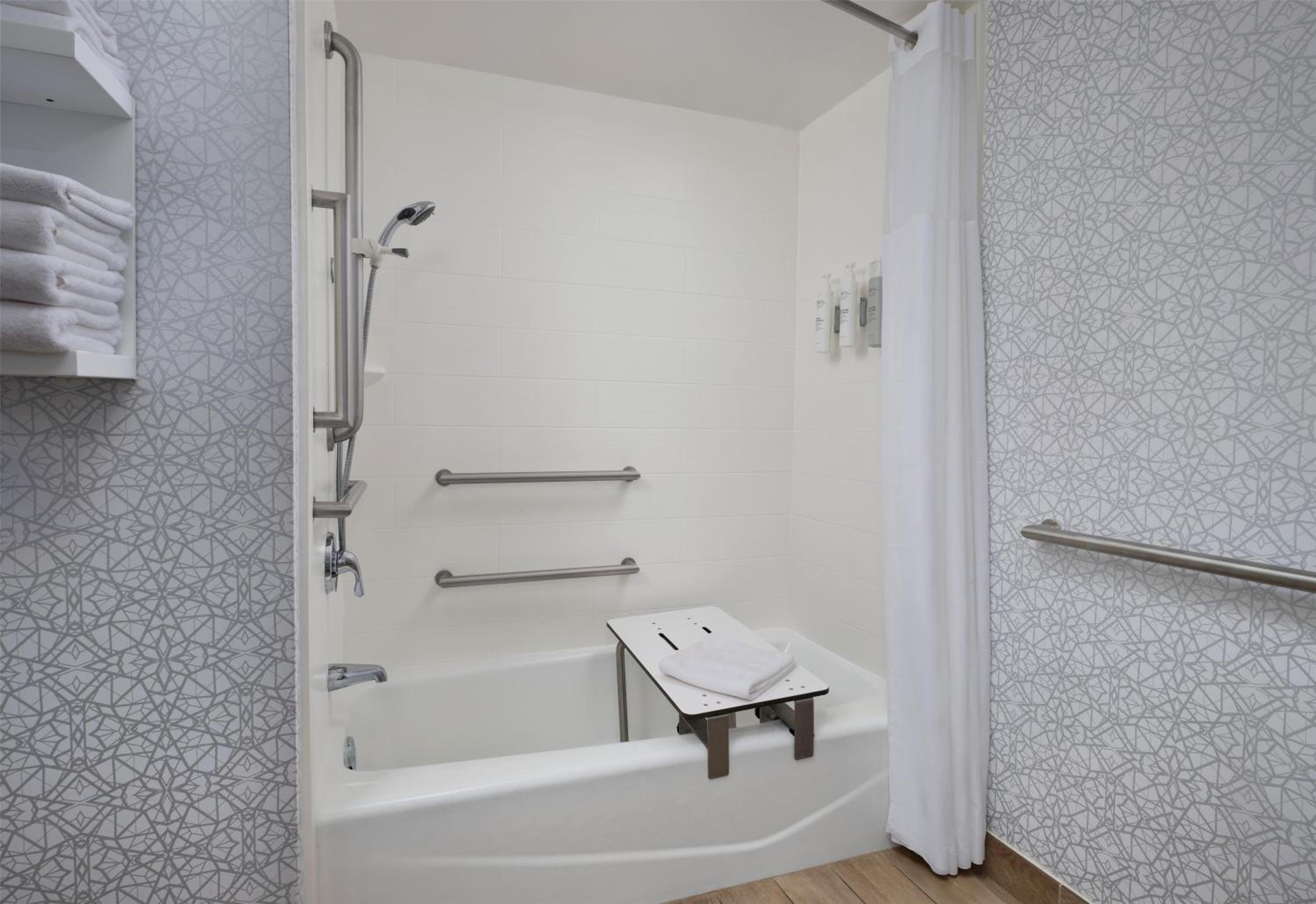 King Room with Accessible Tub - Mobility and Hearing Access/Non-Smoking - Photo 1